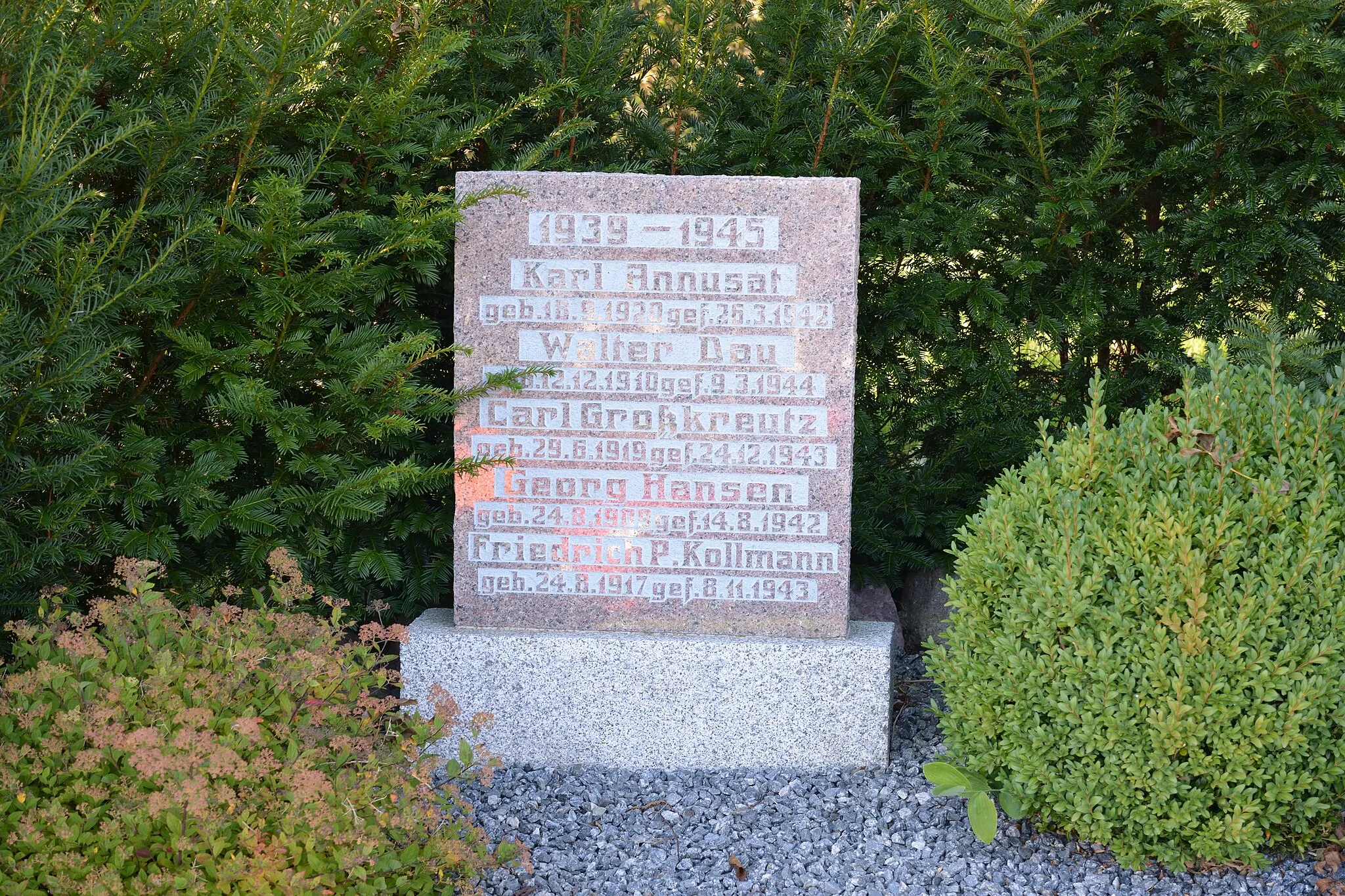 Photo showing: Am Ehrenmal in Wesselburener Deichhausen