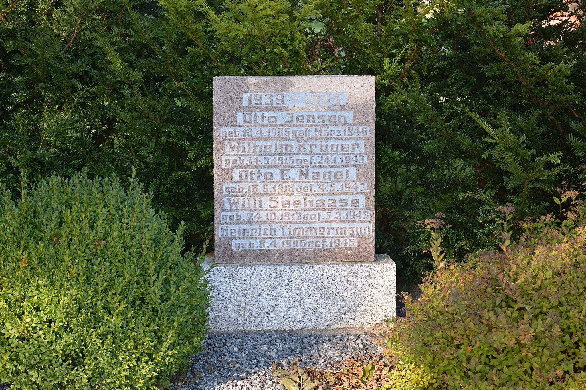 Photo showing: Am Ehrenmal in Wesselburener Deichhausen