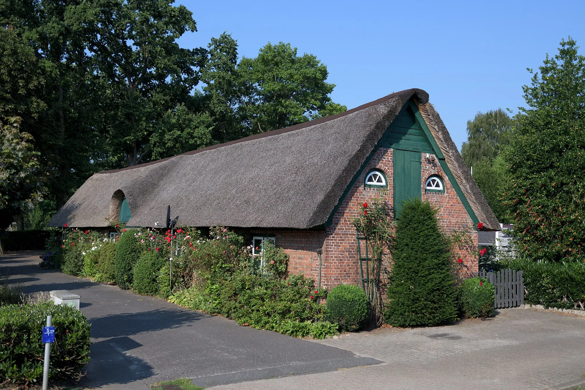 Photo showing: Former, community-owned poorhouse. Königstraße 24, 25469 Halstenbek, Germany. Residential building with 4 apartments. Thatched hall house. Built at the end of the 18th century. Cultural monument of public interest.