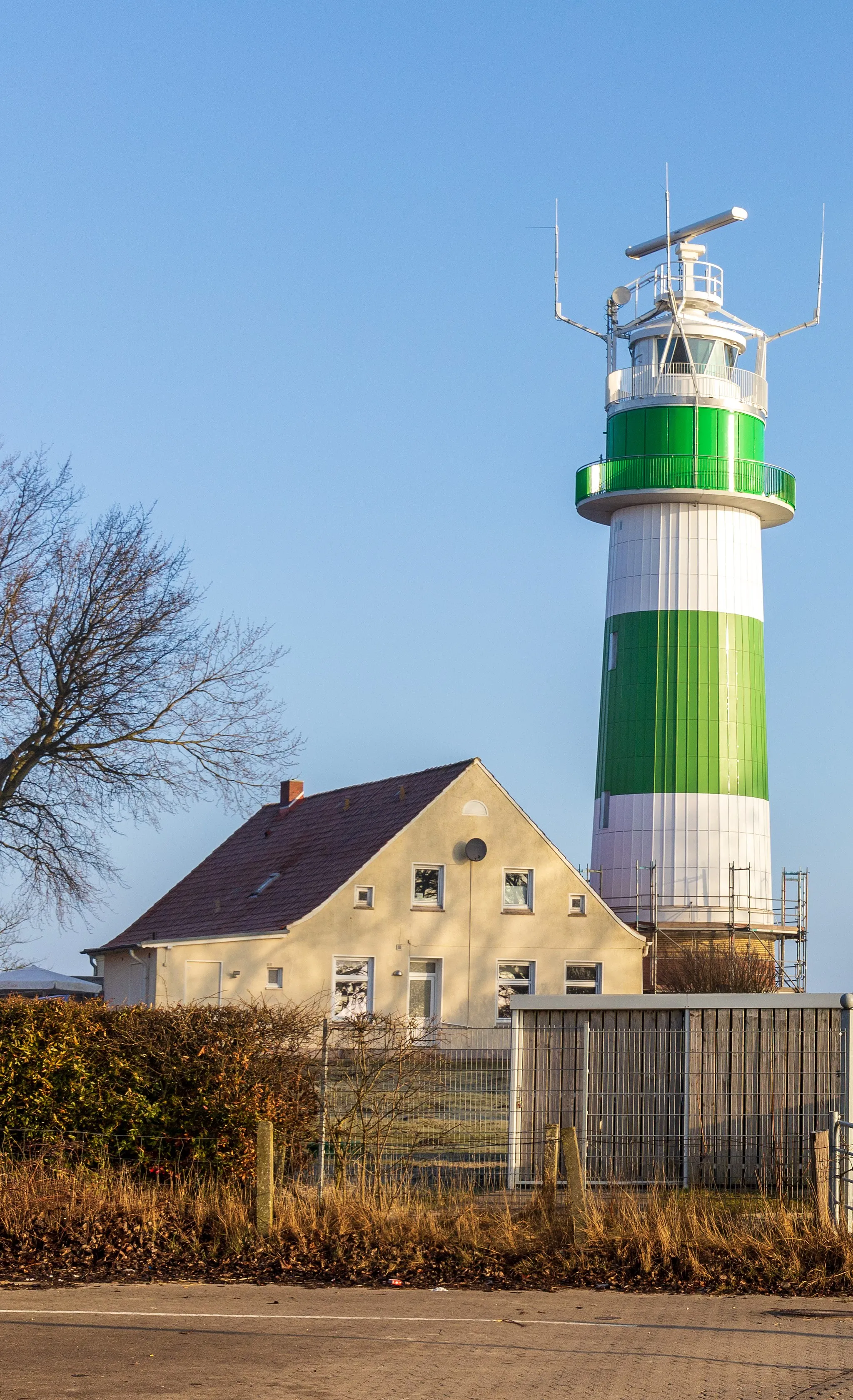 Photo showing: Der Leuchtturm Bülk in grün-weißer Farbgebung (2021)