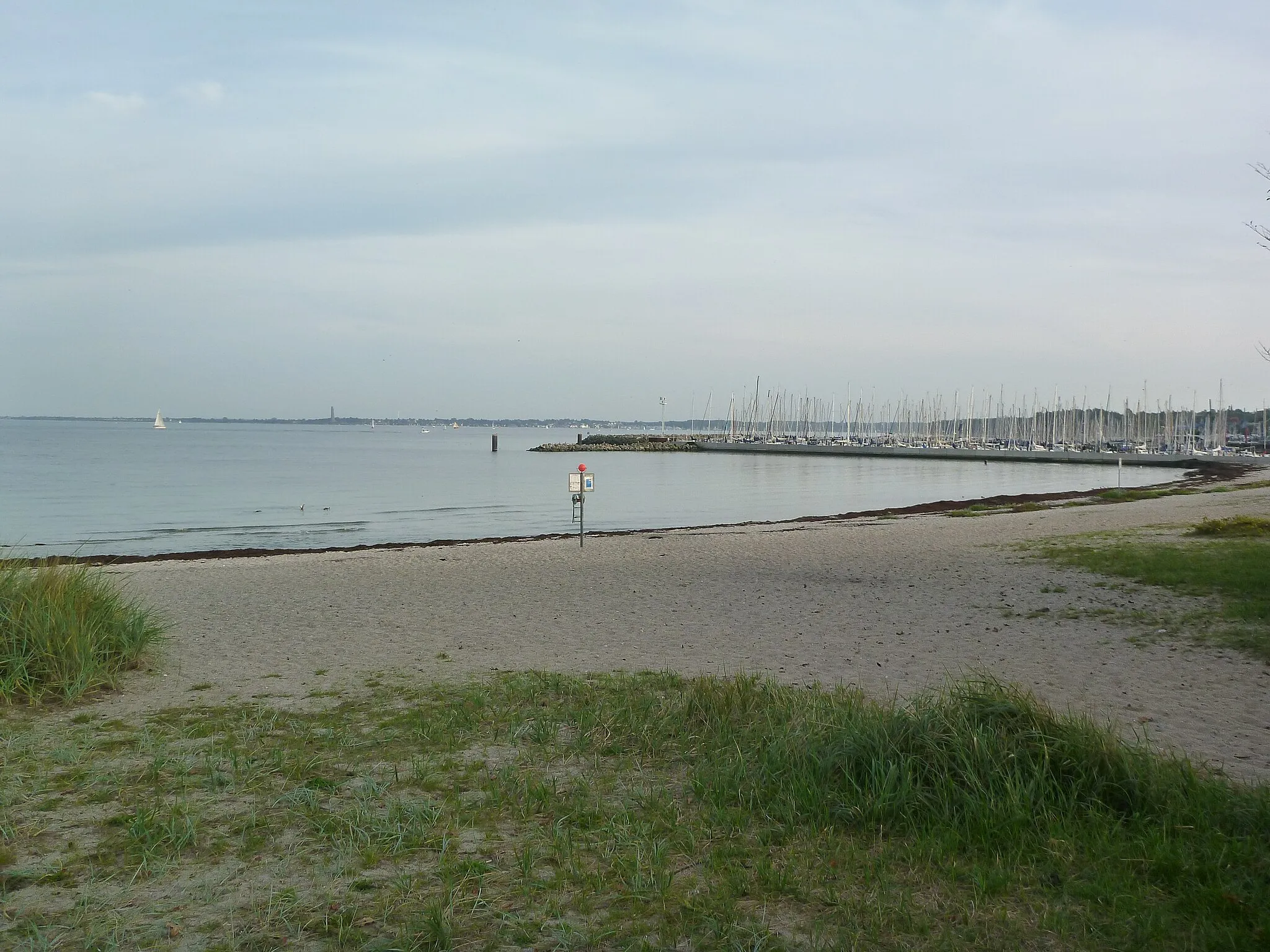Photo showing: Beach between marina Strande (left) and olympic marina Schilksee.