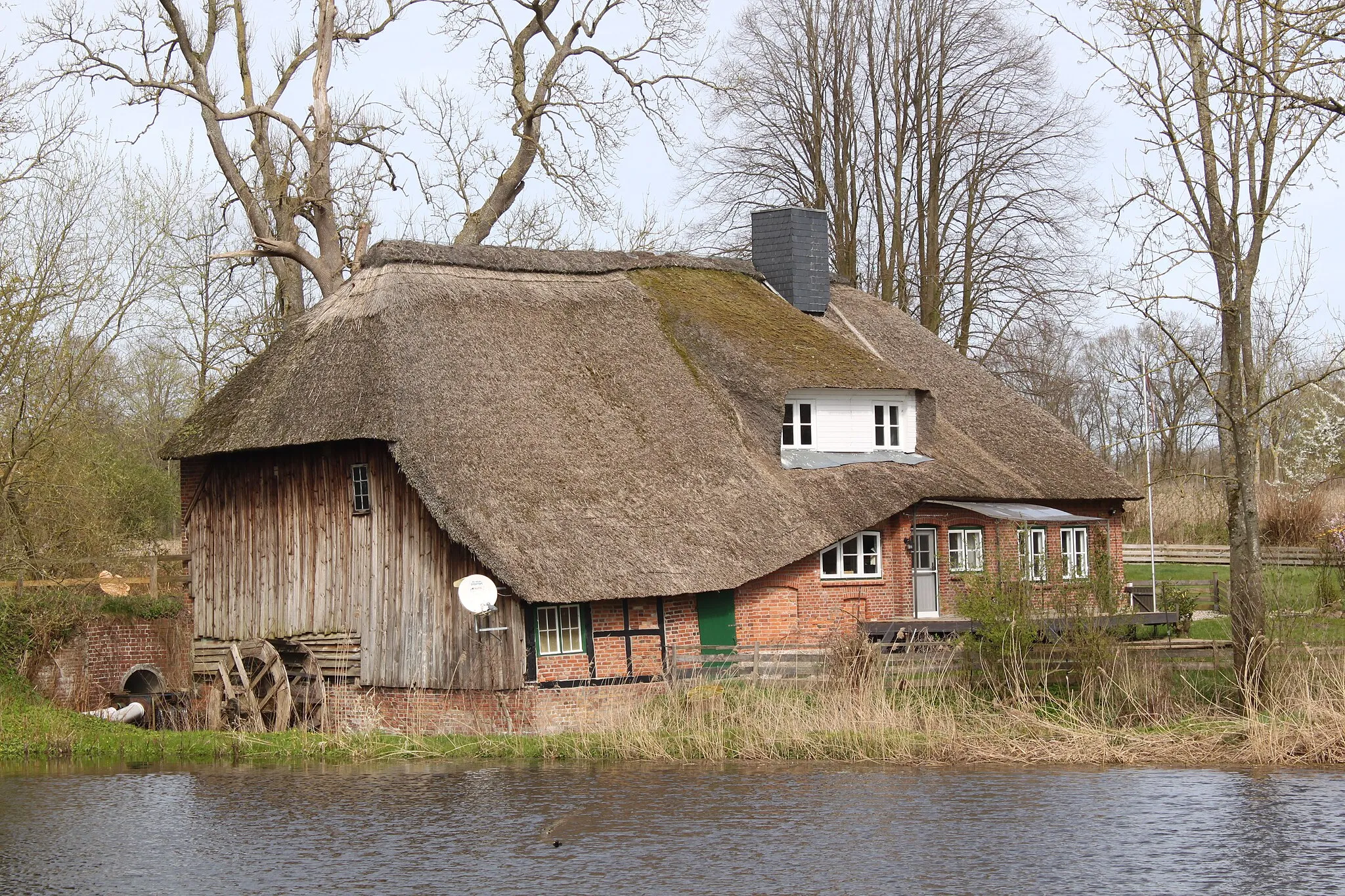 Photo showing: Alte Wassermühle Kühren mit nachgebautem Rad