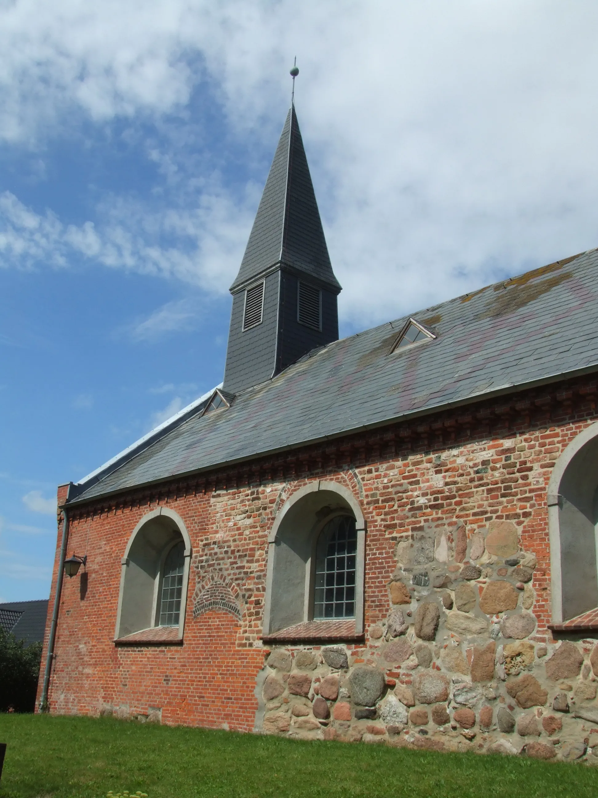 Photo showing: Außenansicht, Nordwand, St. Martin in Vollerwiek, Eiderstedt