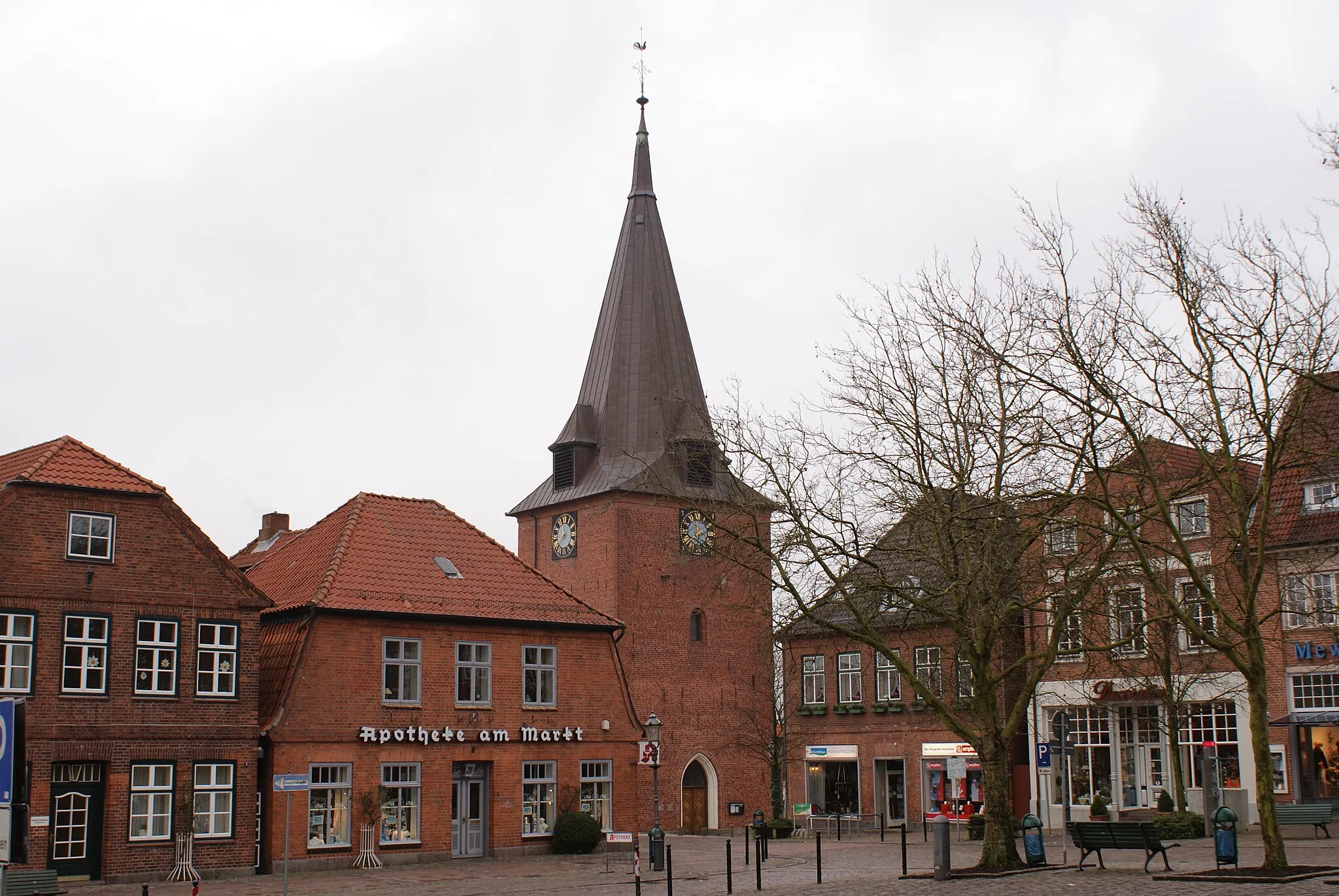 Photo showing: Luetjenburg, Marketsquare and Church