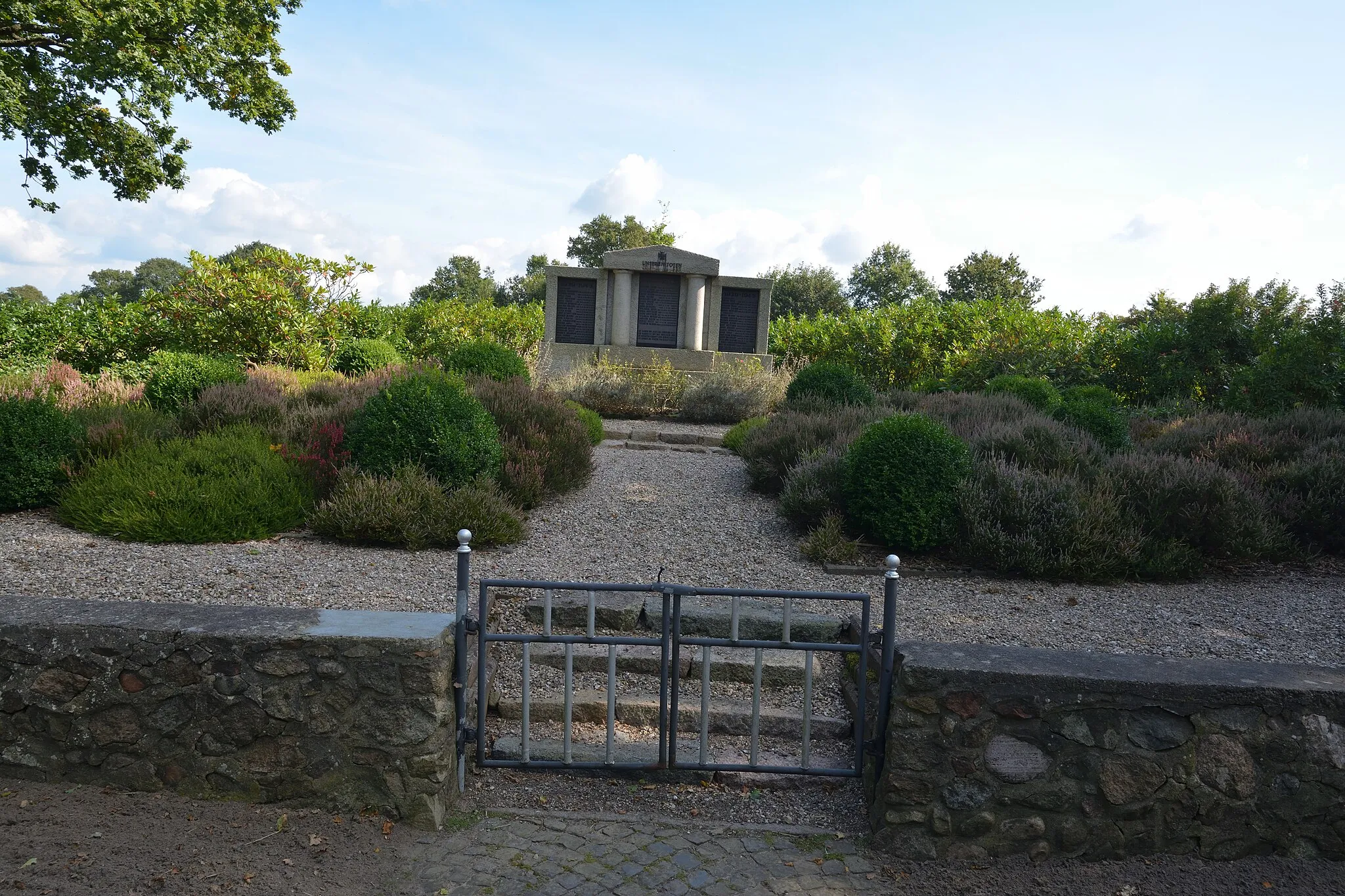 Photo showing: Am Ehrenmal in Offenbüttel