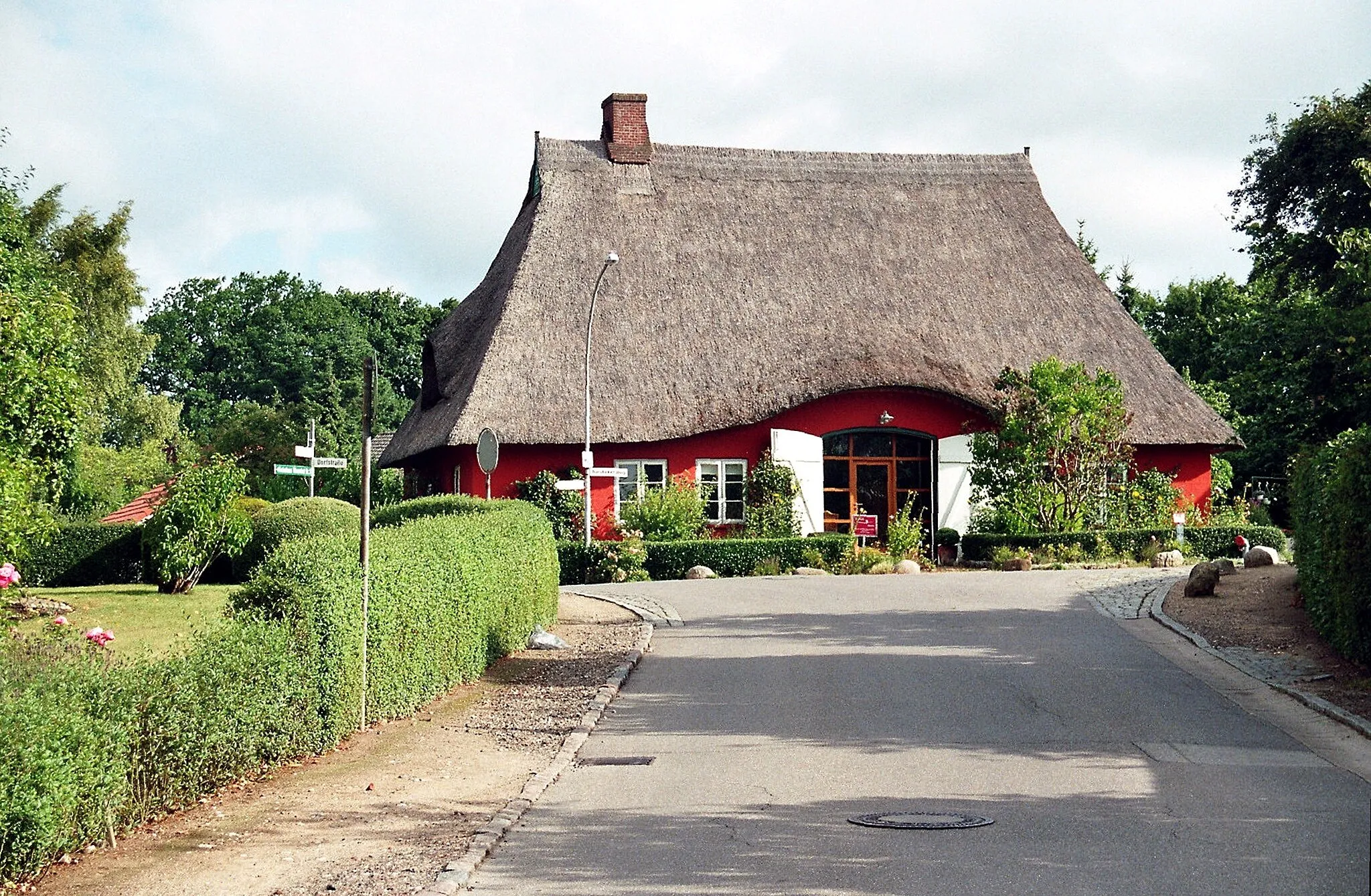 Photo showing: Lutterbek, reed-thatched house