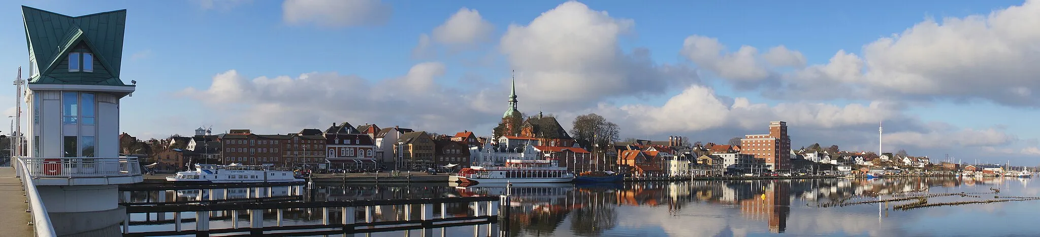 Photo showing: Kappeln an der Schlei: Panorama der Stadtansicht mit Anlegern und Hafen-Bereichen entlang der Schlei - Schleswig-Holstein - Foto 2018 Wolfgang Pehlemann DSC00528