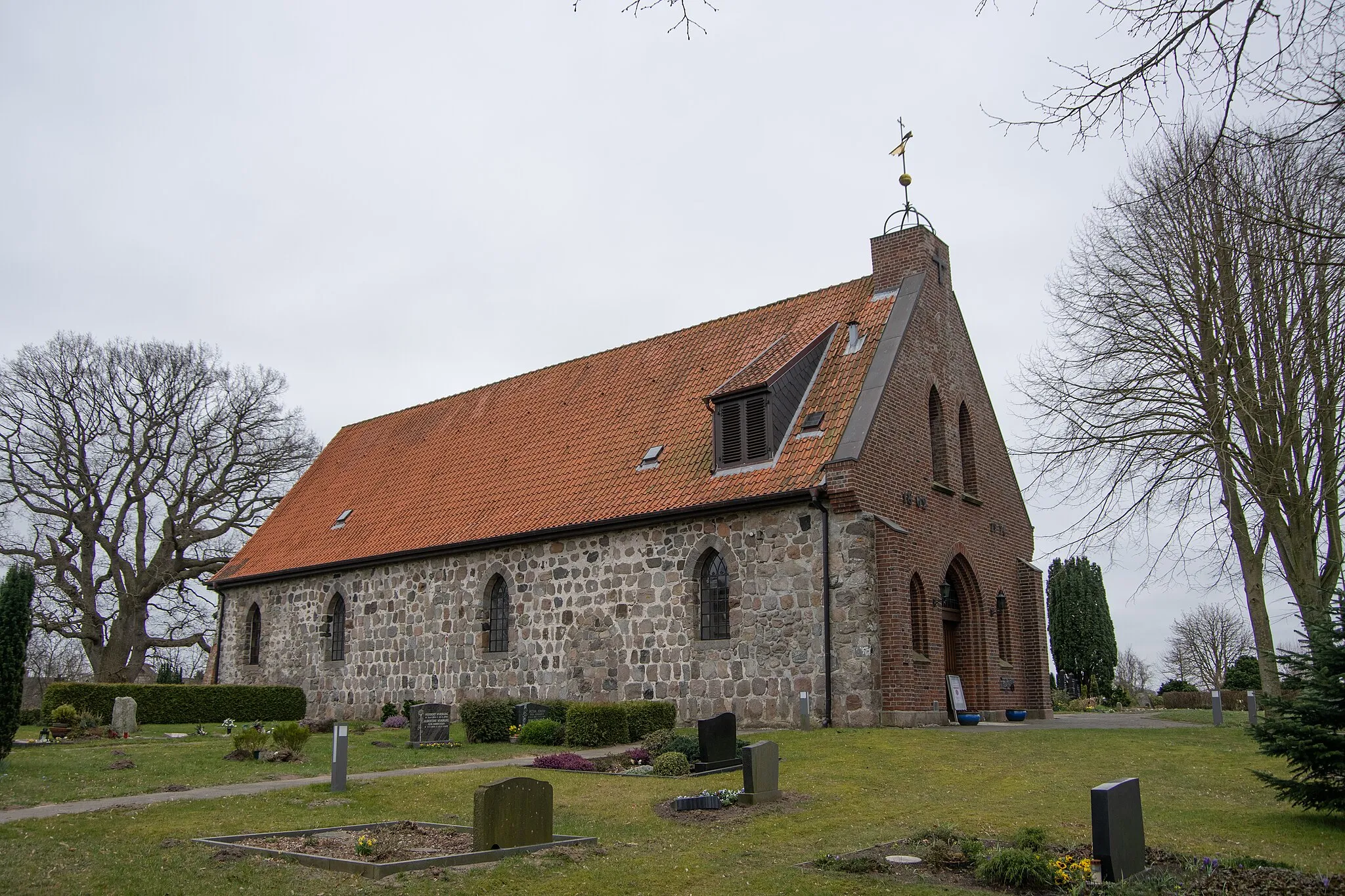 Photo showing: Bünsdorf in Schleswig-Holstein. Die Kirche ist denkmalgeschützt. Entstanden ist die Kirche im 13. Jahrhundert.