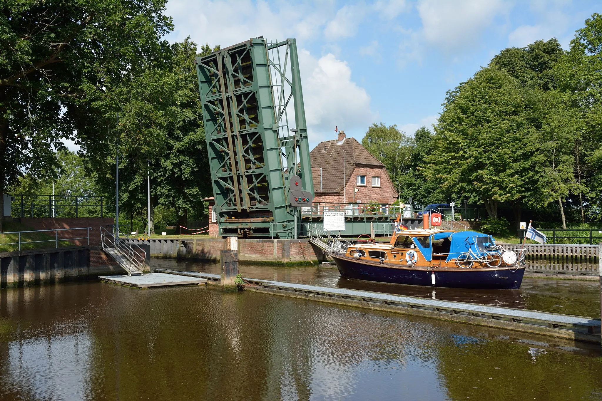 Photo showing: Schleuse mit Klappbrücke am Gieselaukanal