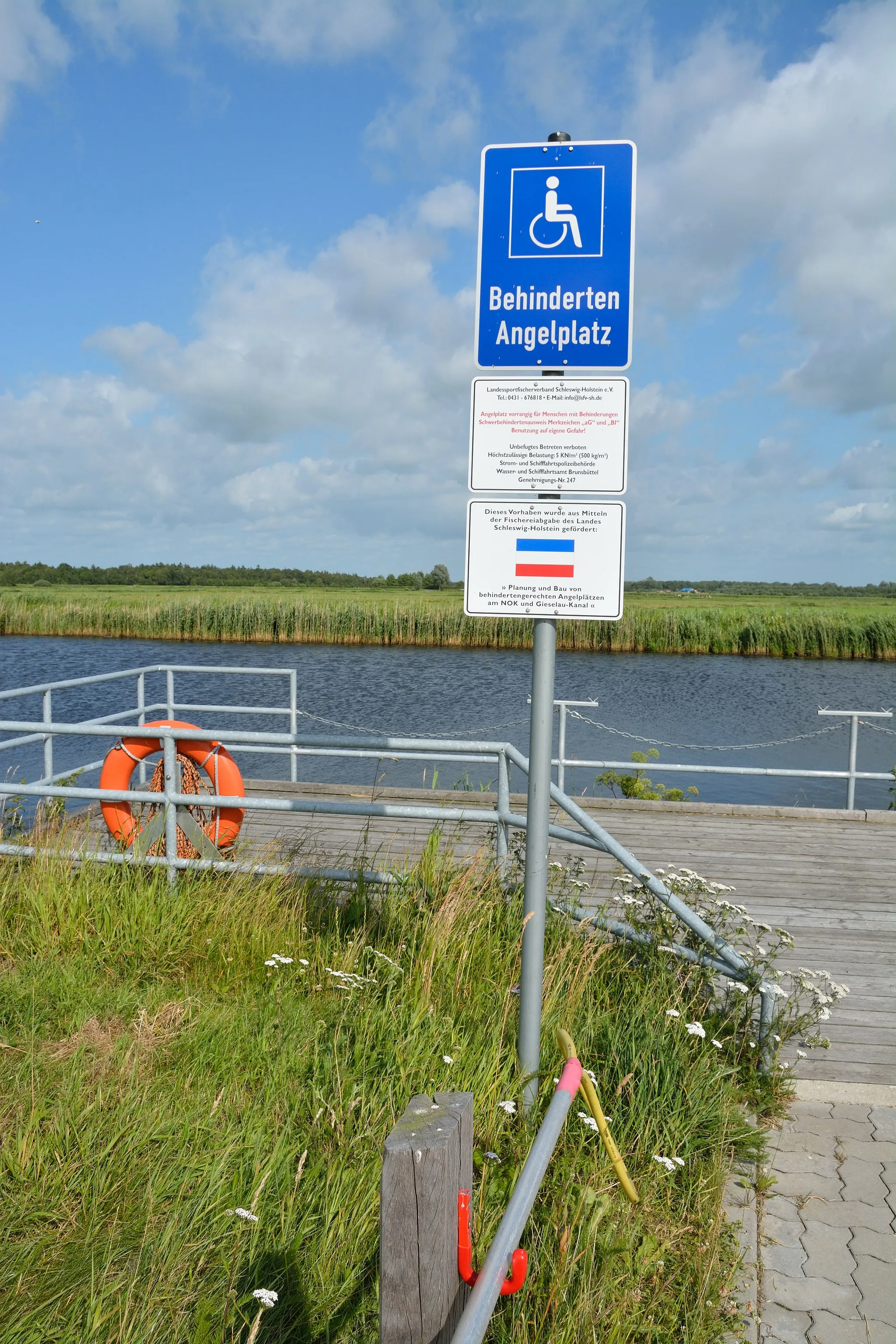 Photo showing: Fishing spot at the Gieselaukanal for handicapped people