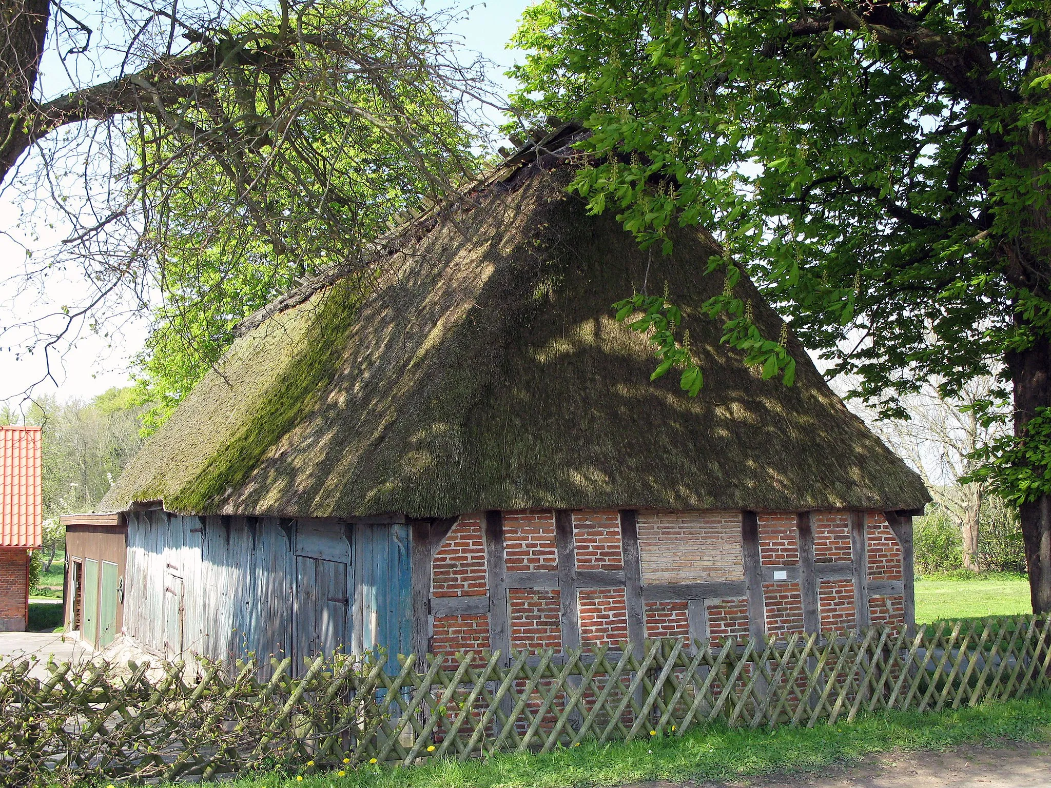 Photo showing: Denkmalgeschützte Bohlenscheune in Westerholz