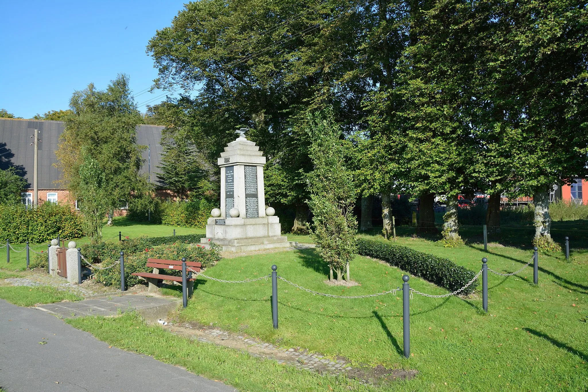 Photo showing: Dammfleth, memorial along the highway 136