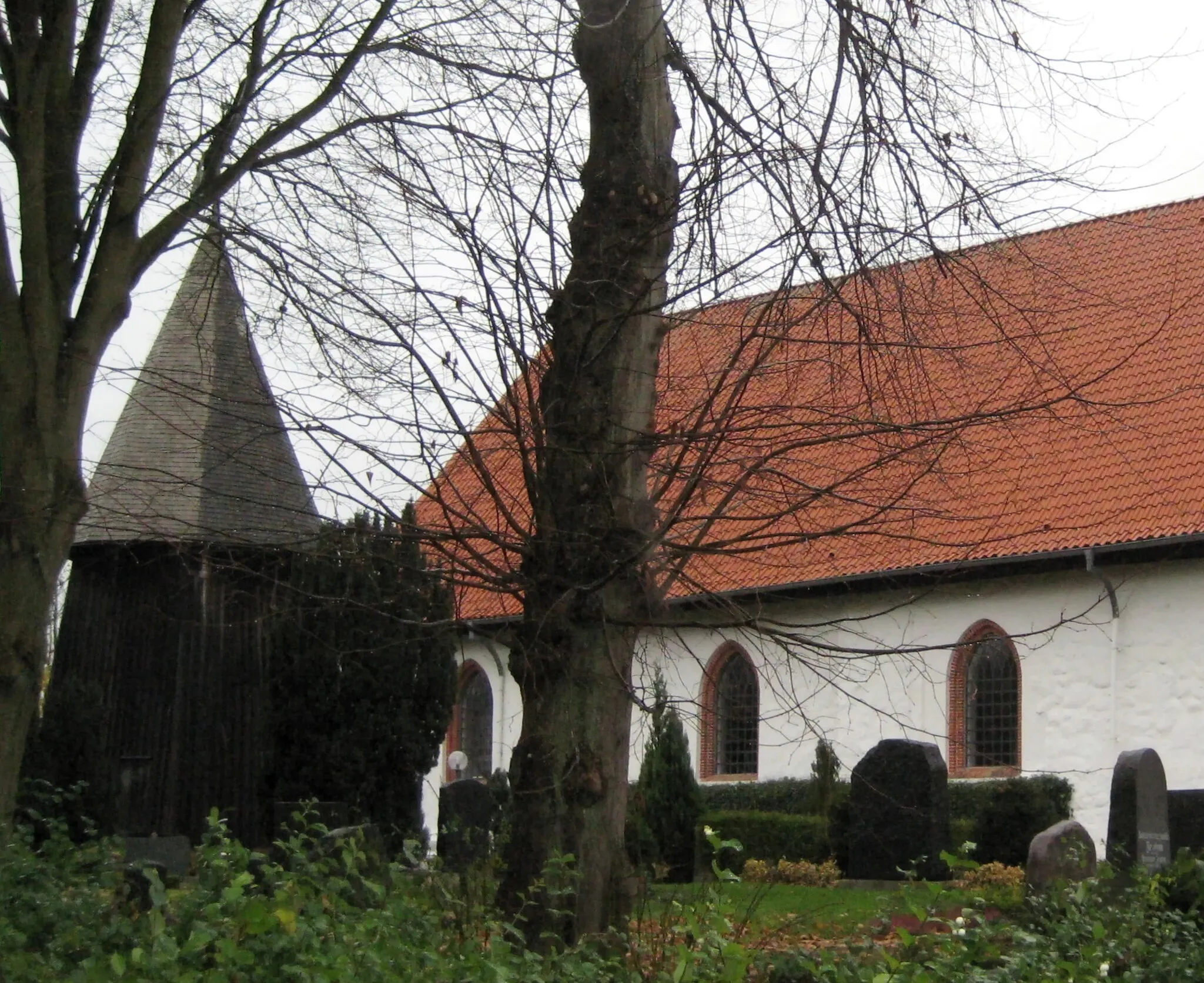 Photo showing: St. Leonhard-Kirche mit Glockenstapel in Koldenbüttel in Schleswig-Holstein, Deutschland