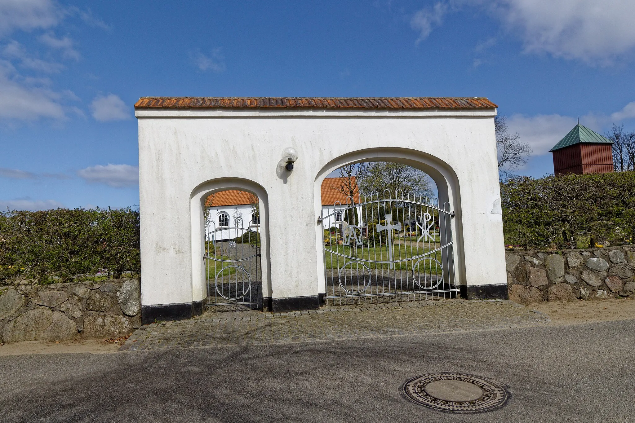 Photo showing: Wallsbüll Kirche St. Christophorus; Südertor