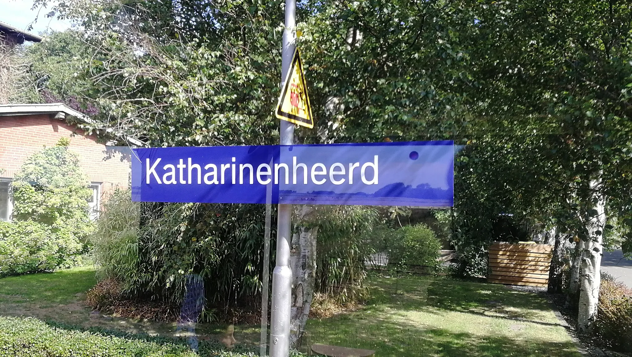 Photo showing: Bahnhofsschild Katharinenheerd