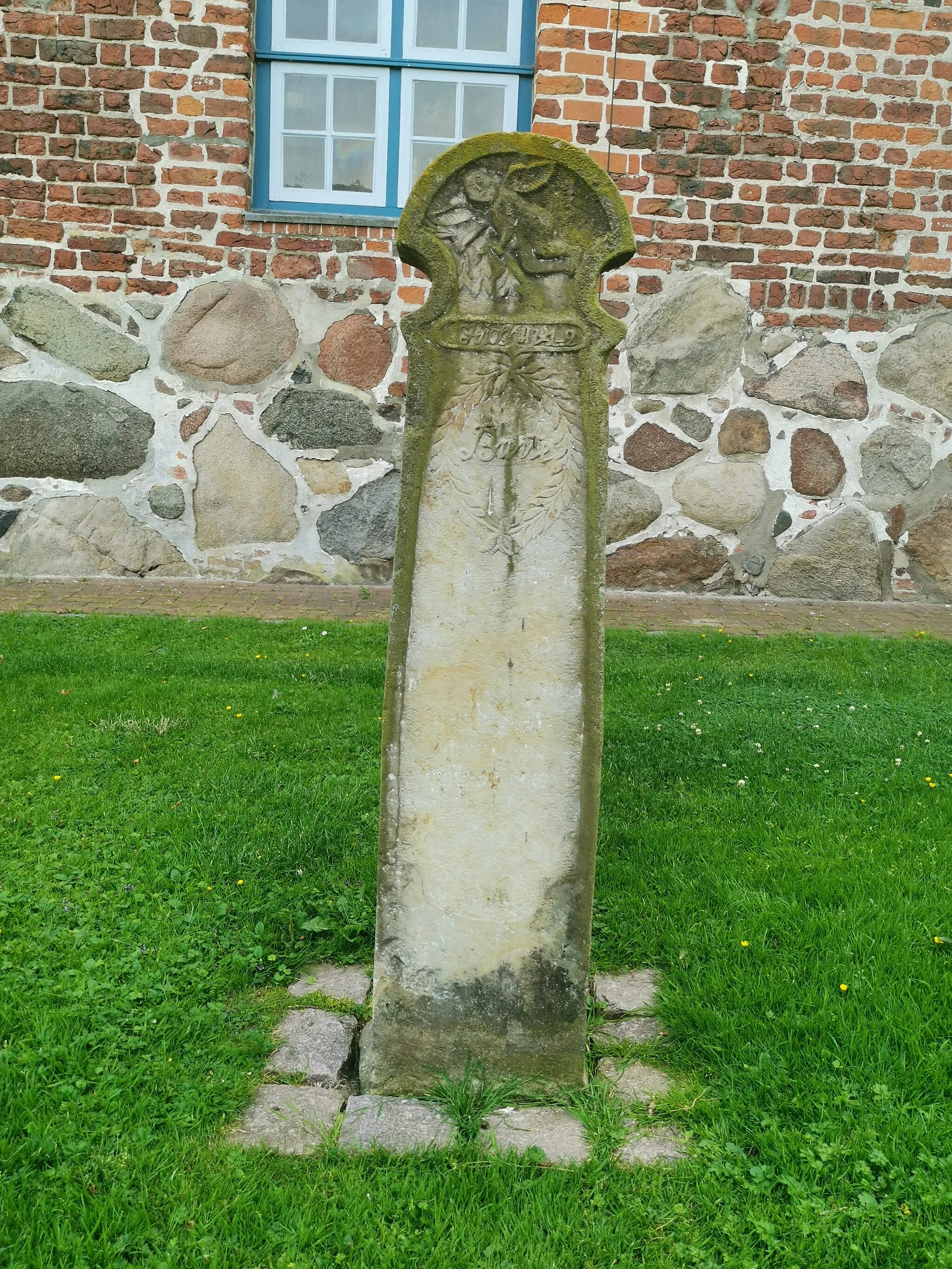 Photo showing: Kirche und Kirchhof Barlt