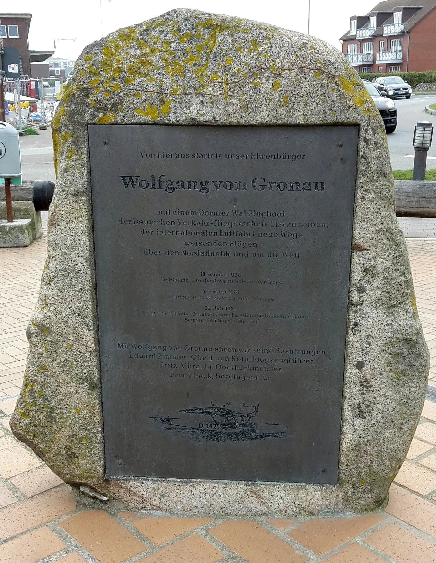 Photo showing: Gedenktafel in List am Hafen für den Ehrenbürger Wolfgang von Gronau und seine Besatzungen.