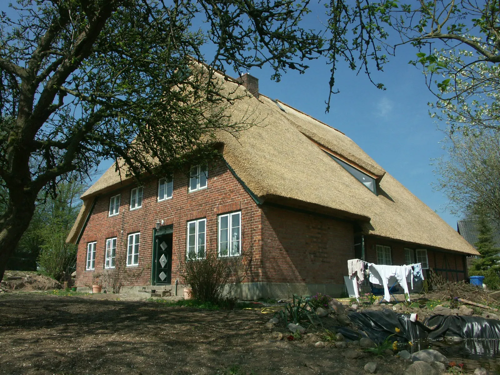 Photo showing: reetgedecktes Zweiständerfachhallenhaus in Teilen aus dem 18 Jhdt. (1772?), im Volksmund: "Holländerkate"