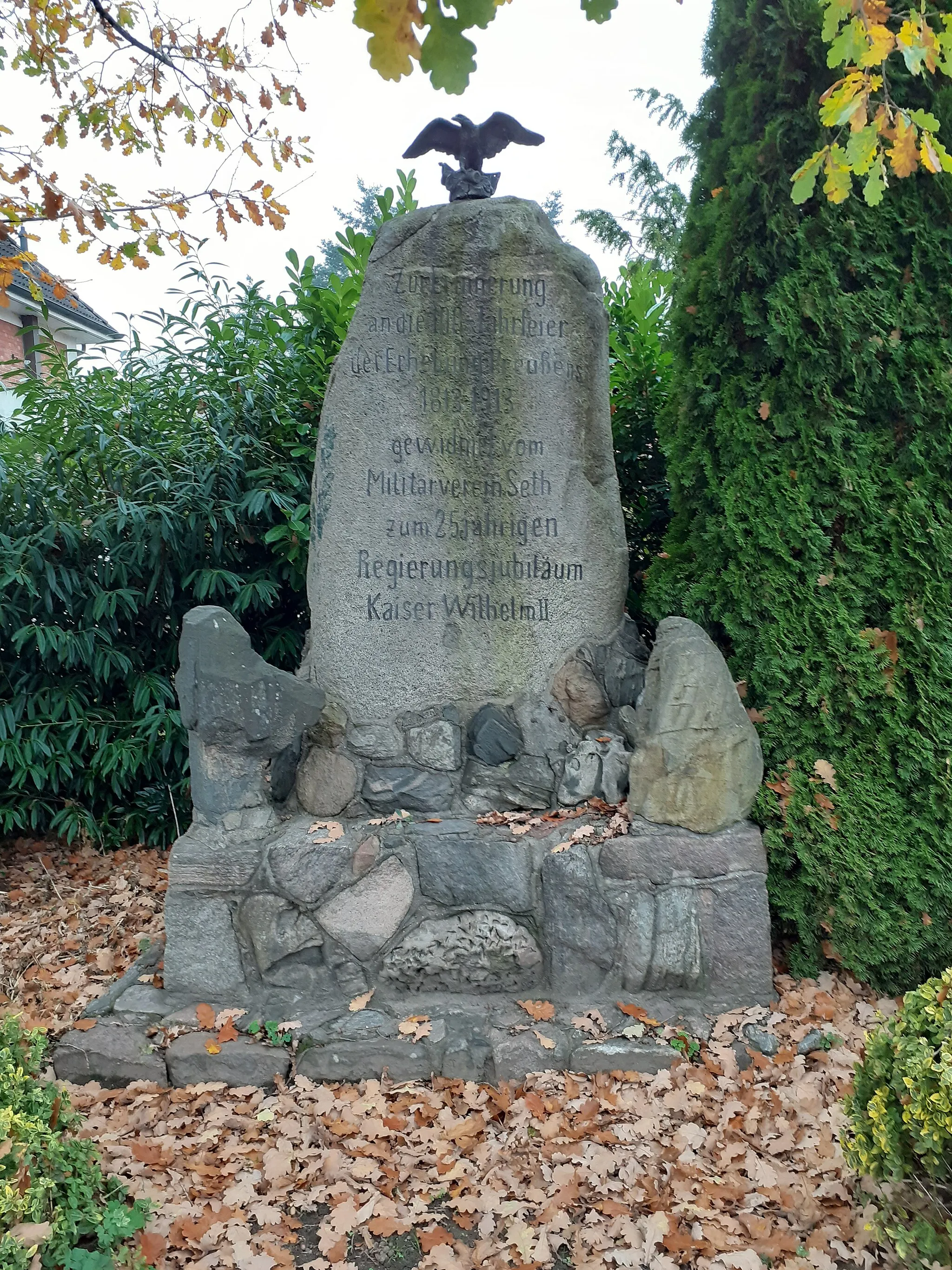 Photo showing: Denkmal zur Erinnerung an 1813 -  gewidmet vom Militärverein Seth zum 25jährigen Regierungsjubiläum Kaiser Wilhelm II. in Seth (Holstein)