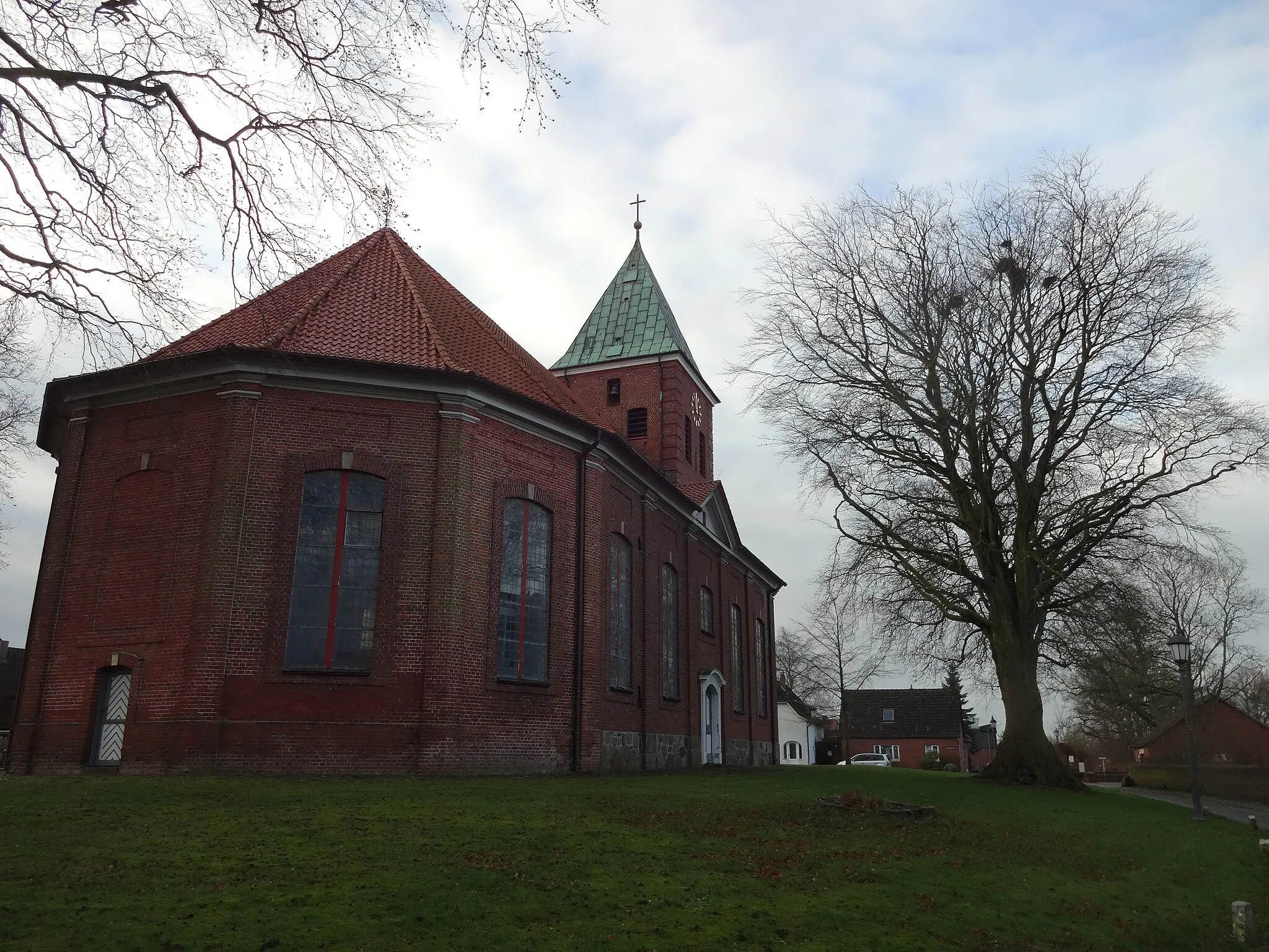 Photo showing: denkmalgeschützte St. Nicolai-Kirche in Wöhrden mit geschütztem Baumbestand