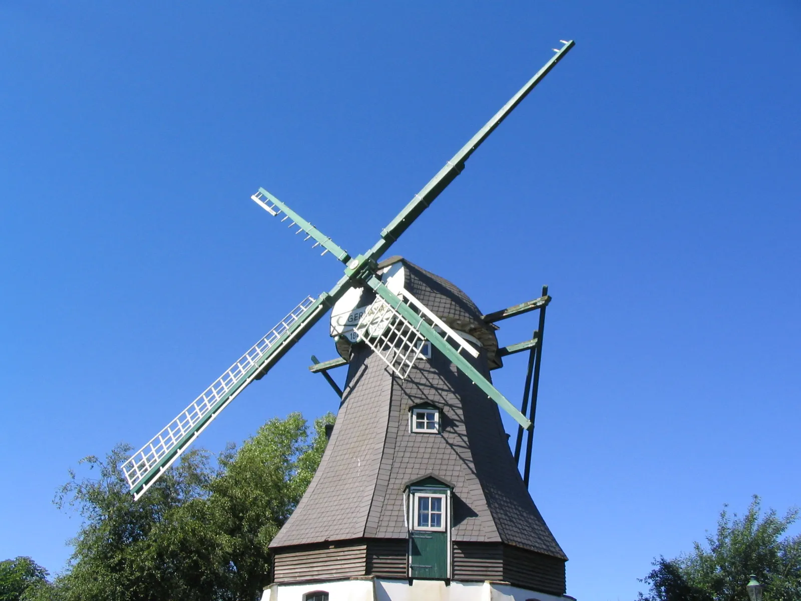 Photo showing: Windmill "Germania" in Wöhrden, Dithmarschen. Build in 1847, working until 1955 by now a private house.