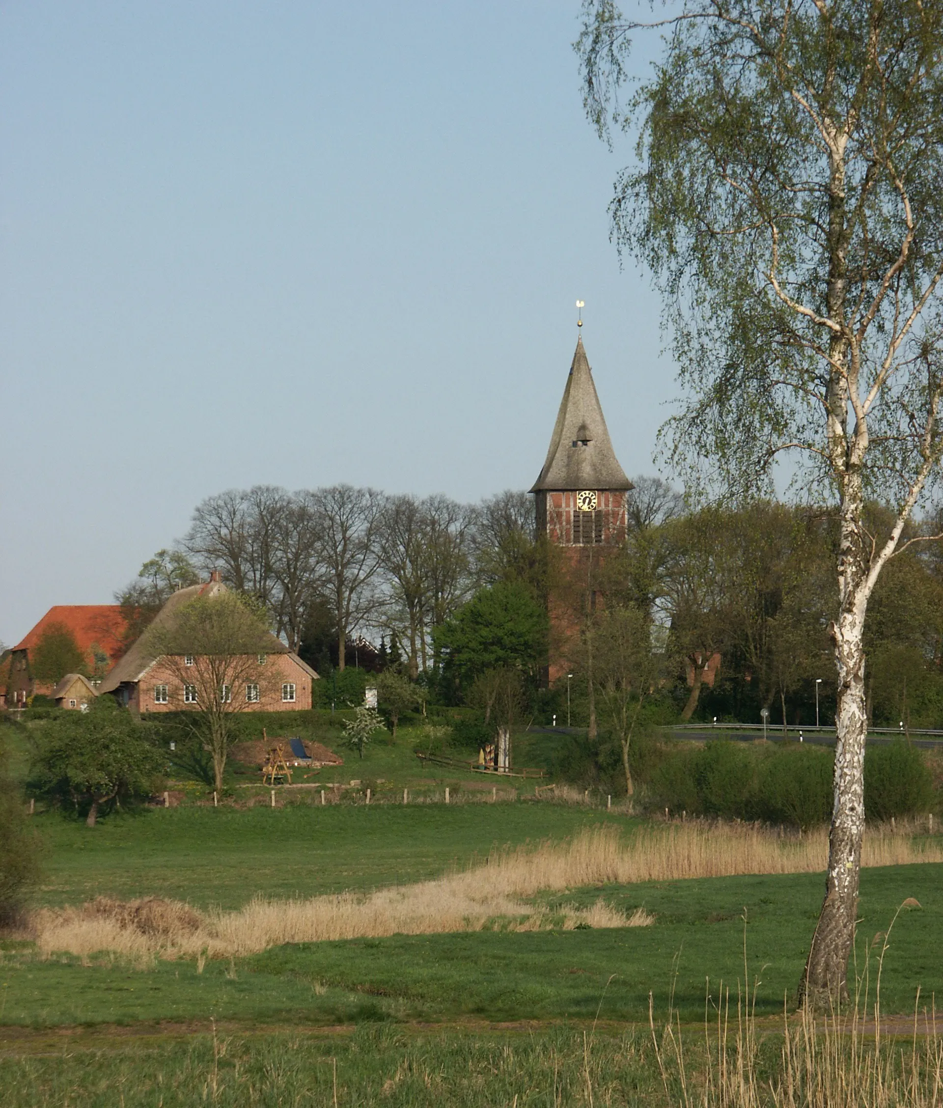 Photo showing: Büchen-Dorf mit Marienkirche und Priesterkate; im Vordergrund die Delvenau-Niederung