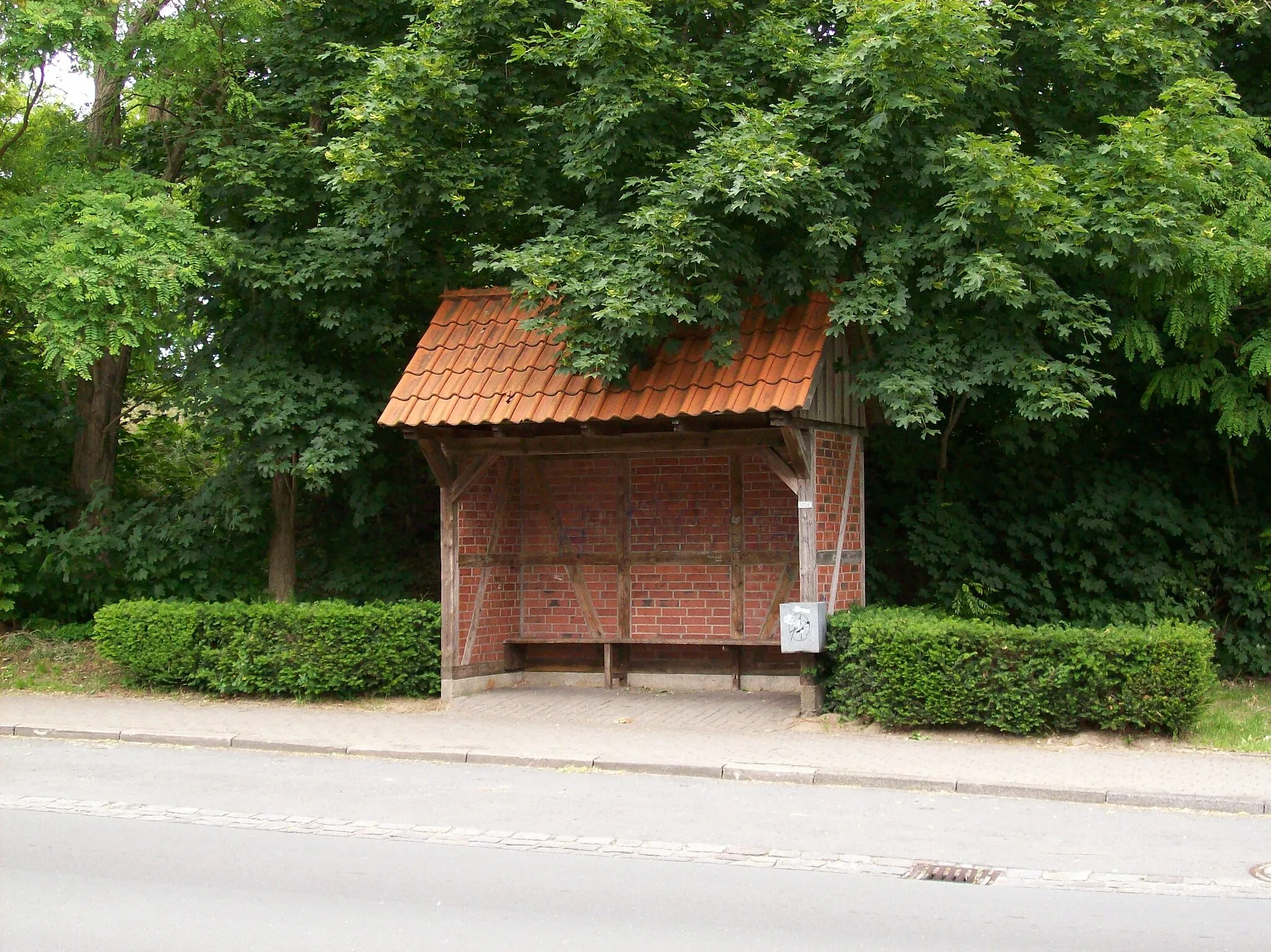 Photo showing: Wartehäuschen Büchen (Warten auf was?)