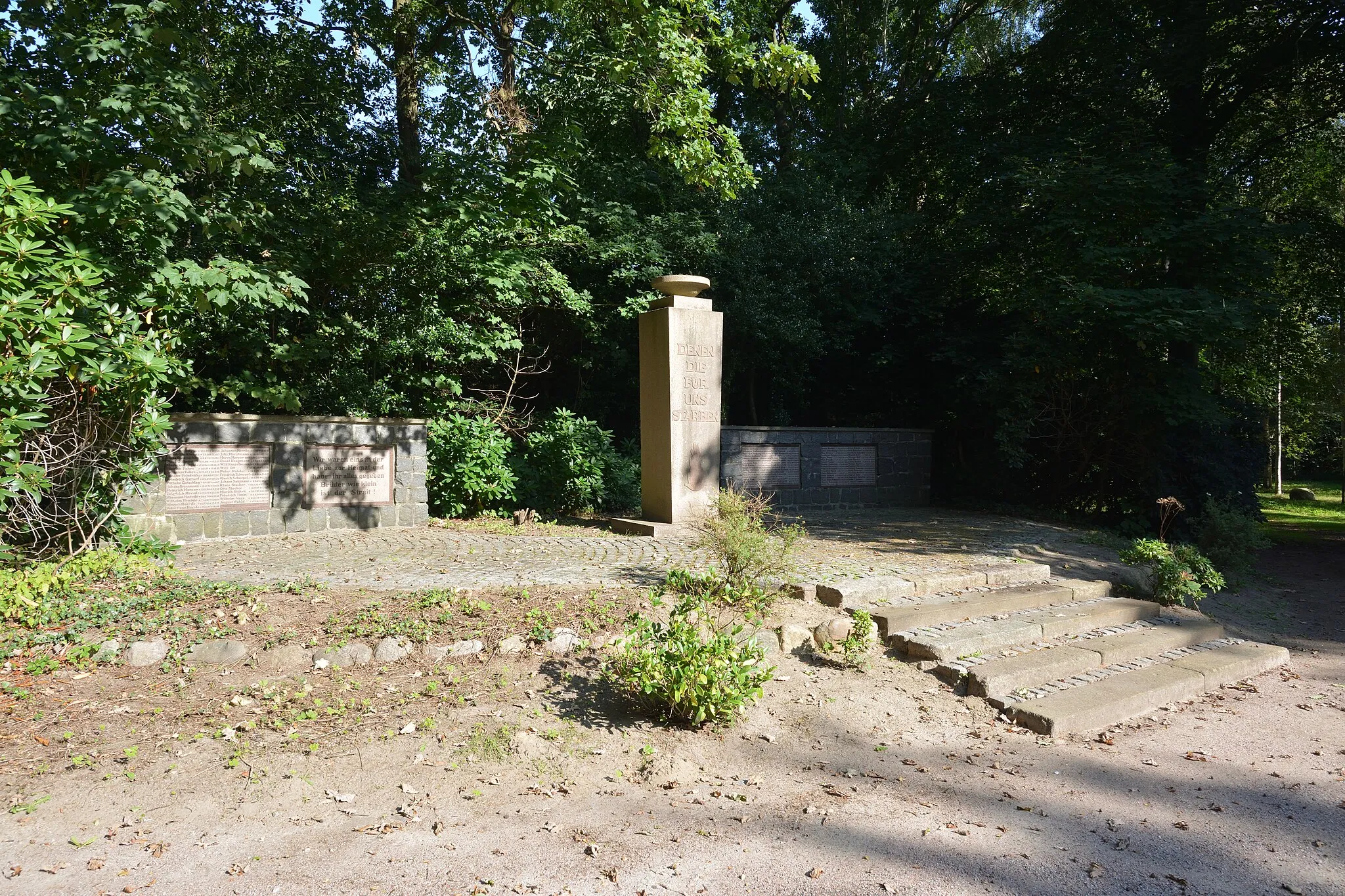 Photo showing: Am Ehrenmal in Sarzbüttel