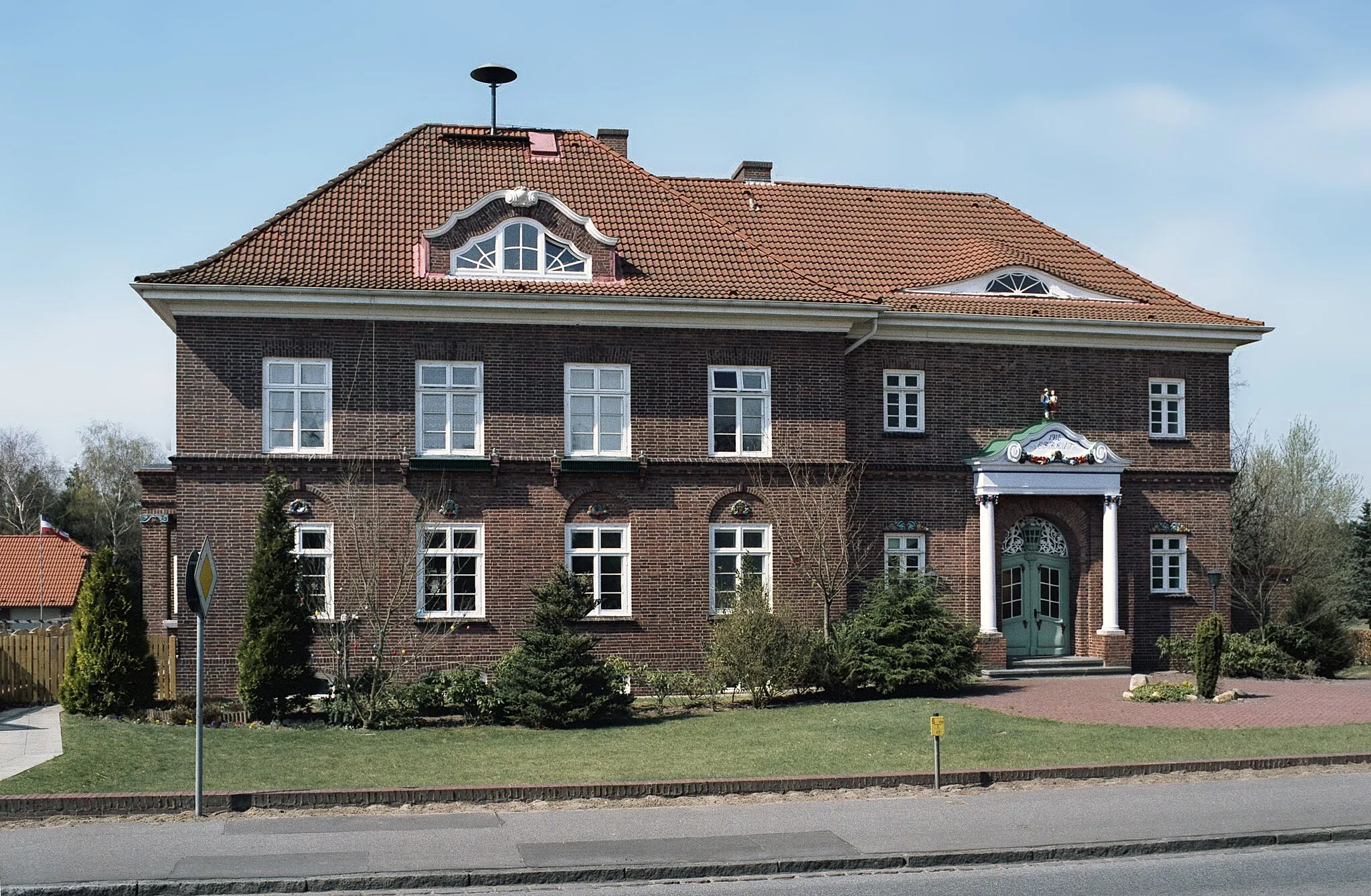 Photo showing: Groß Nordende (Germany) – Dorfstraße 93 – Former schoolhouse from 1915 – photo 1997