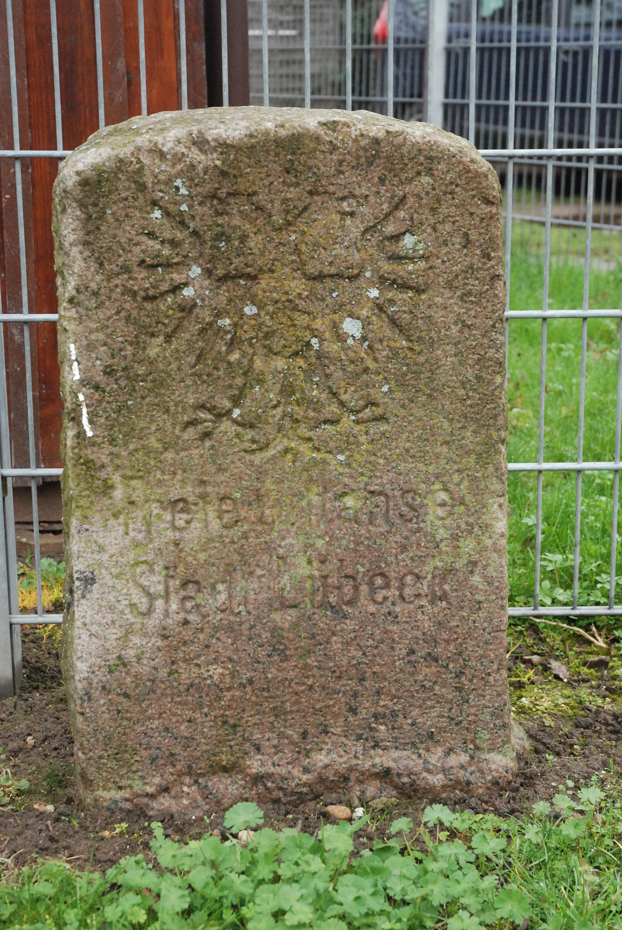 Photo showing: Lübecker Wappenstein auf der Grenze zwischen Sierksrade und Groß Weeden