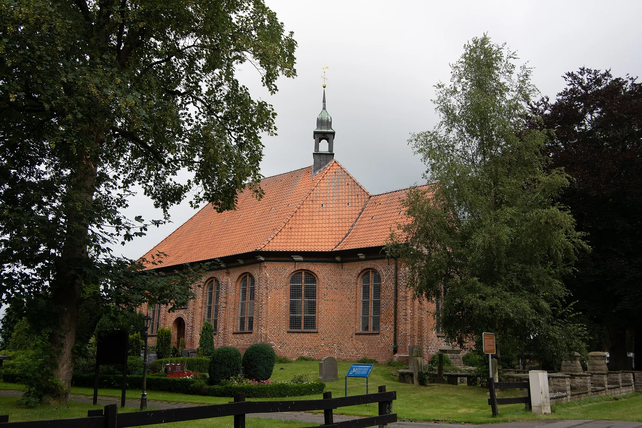 Photo showing: Krummendiek in Schleswig-Holstein. Die Kirche steht unter Denkmalschutz. Der Glockenturm steht extra neben der Kirche. Um die Kirche befindet sich der Friedhof.
