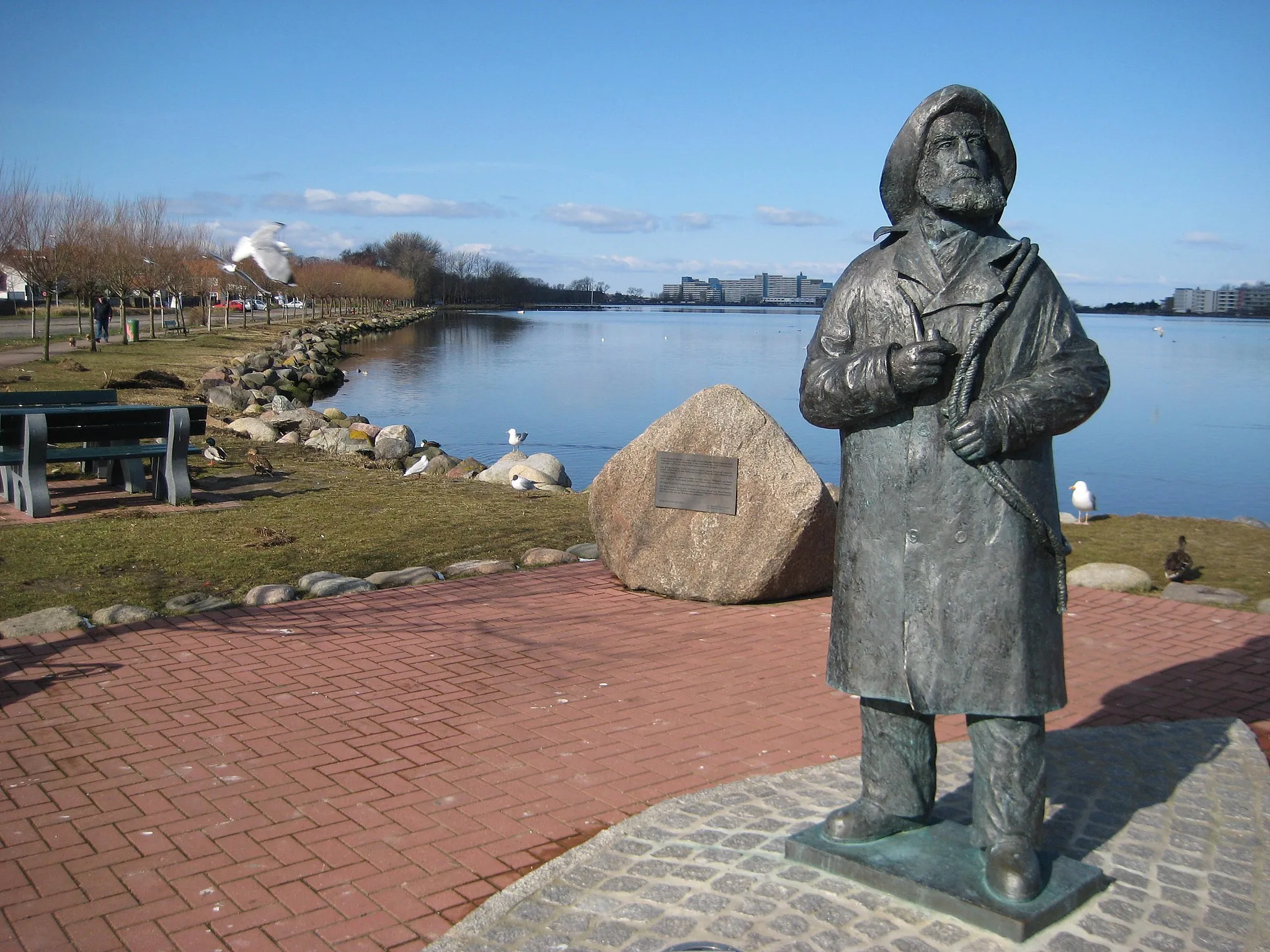 Photo showing: Denkmal des Fischers und späteren Kutschers Gottlieb Friedrich Stüben in de:Heiligenhafen, geschaffen von de:Ladisllav Hlina, aufgestellt 2005