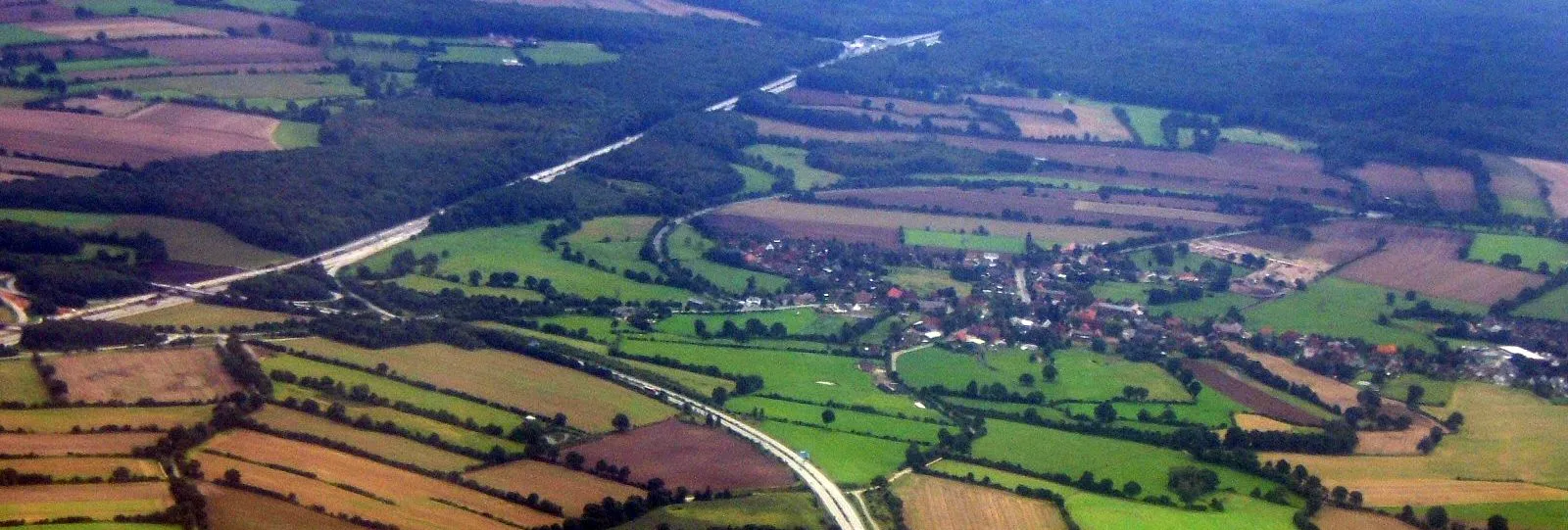 Photo showing: Aerial view of Hammoor (seen from the north), Kreis Stormarn, Schleswig-Holstein, Germany, with highways A1 (top left) and A21 (bottom left)
