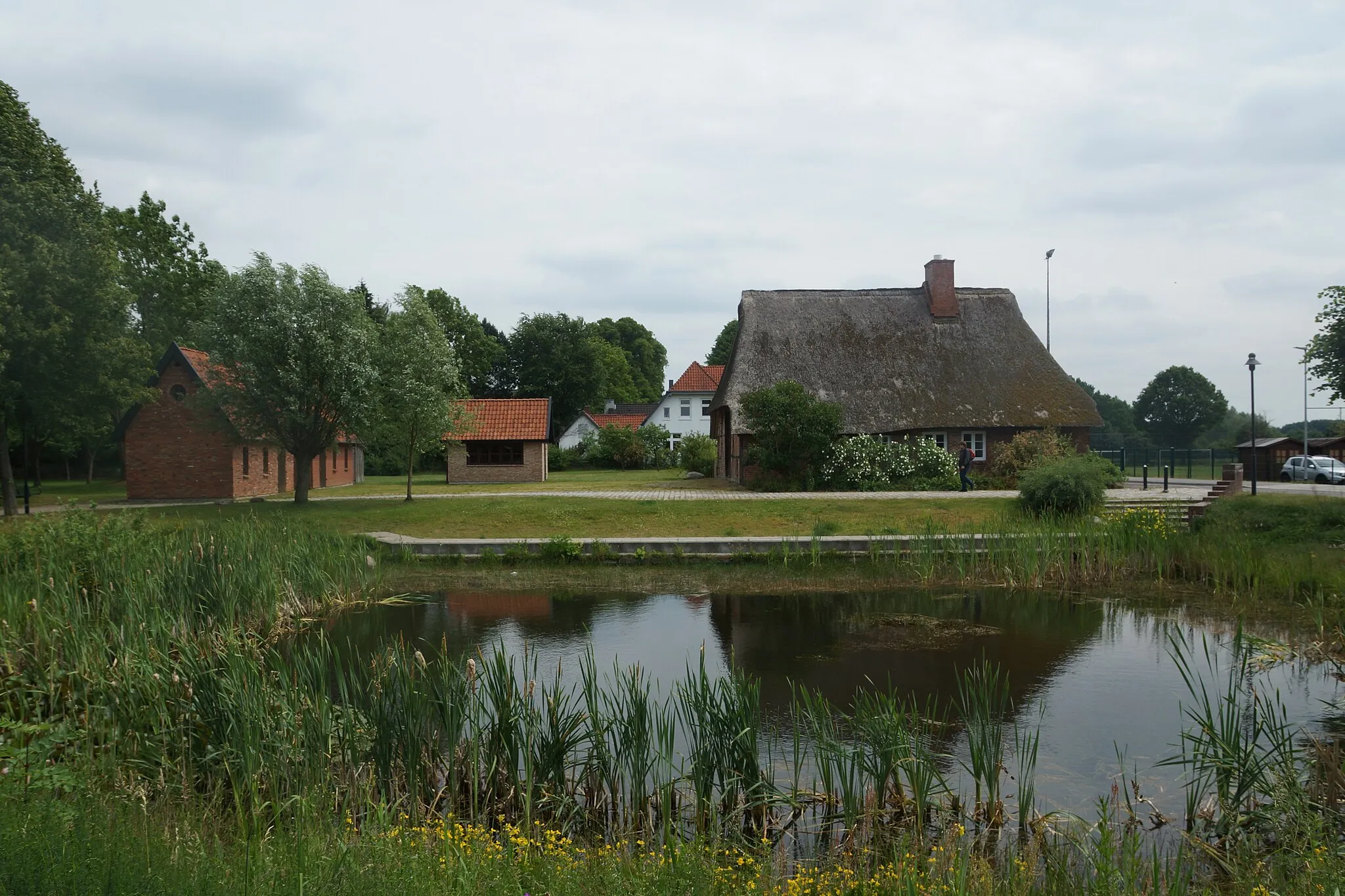 Photo showing: Tremsbüttel, Germany: Public pond