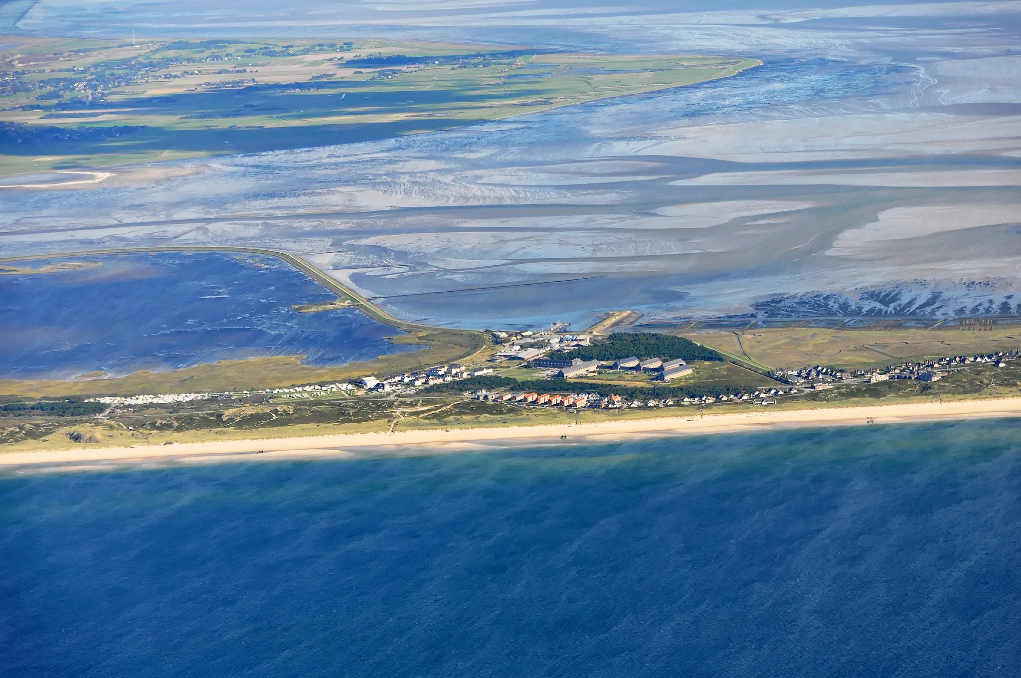 Photo showing: Luftaufnahme Nordseeküste 2013-09: Rantum auf der Insel Sylt mit Teilen der Naturschutzgebiete „Baakdeel-Rantum/Sylt“ und „Rantumbecken“