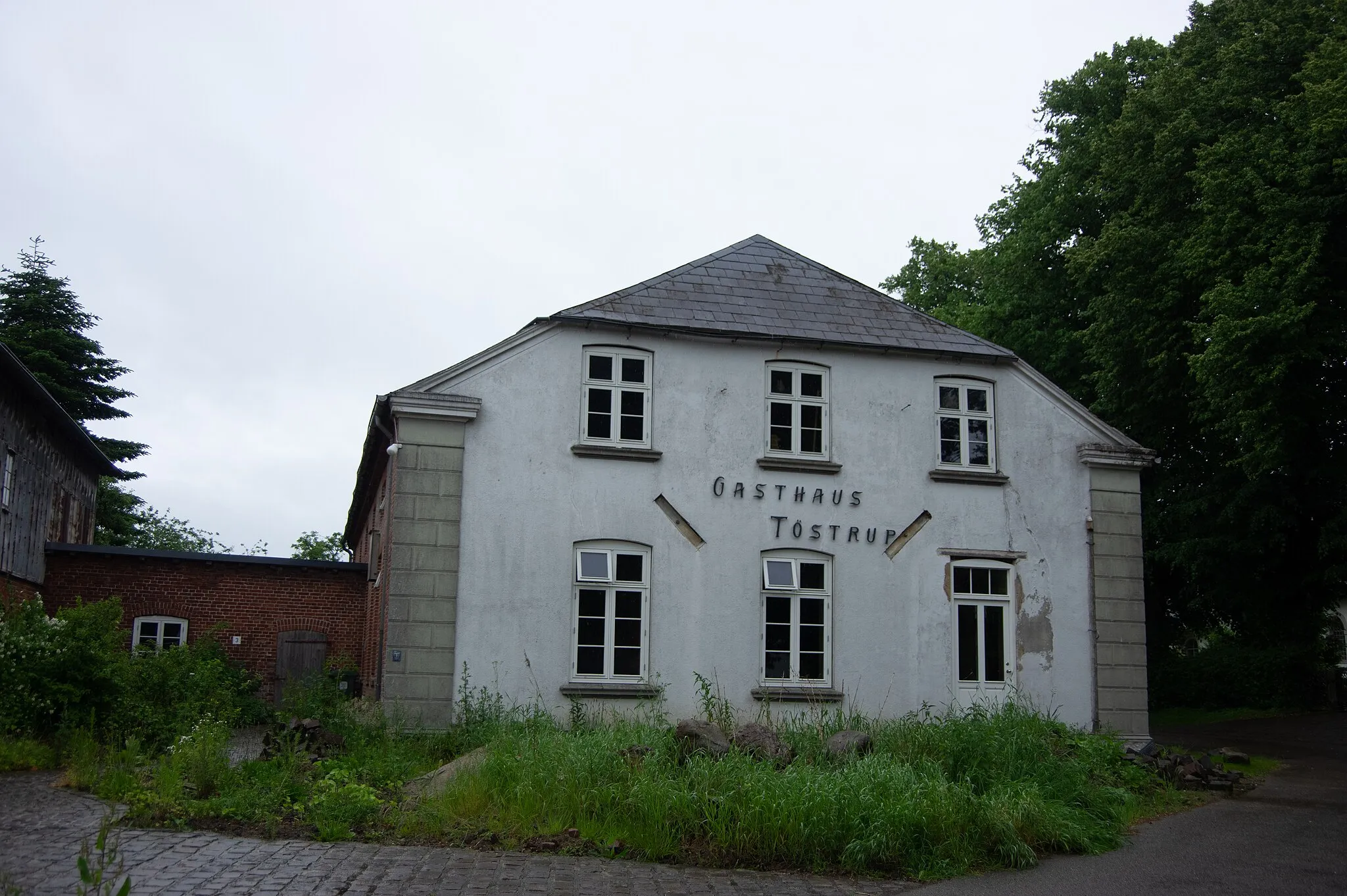 Photo showing: Oersberg, Ortsteil Toestrup. Das ehemalige Gasthaus steht unter Denkmalschutz. Es liegt in unmittelbarer Nähe zur Kirche.