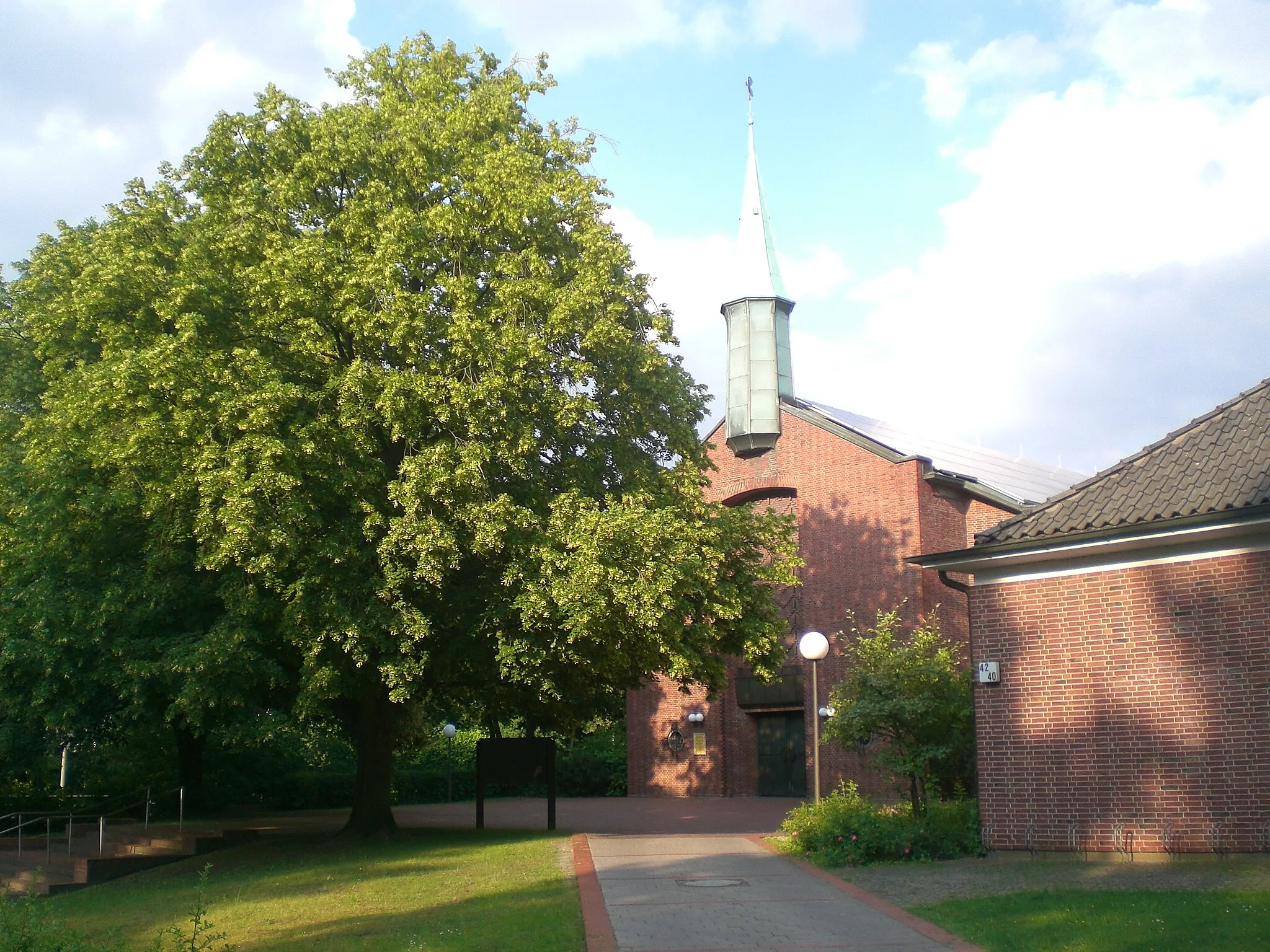 Photo showing: Römisch-katholische Kirche St. Bernard, Langenstücken 40 in Hamburg-Poppenbüttel.