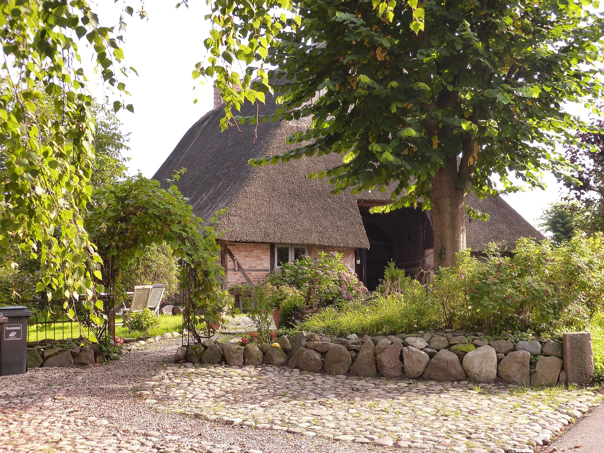 Photo showing: Das Bild zeigt ein Kulturdenkmal in Sievershütten, Kirchstraße 11, eine Fachhallenkate.