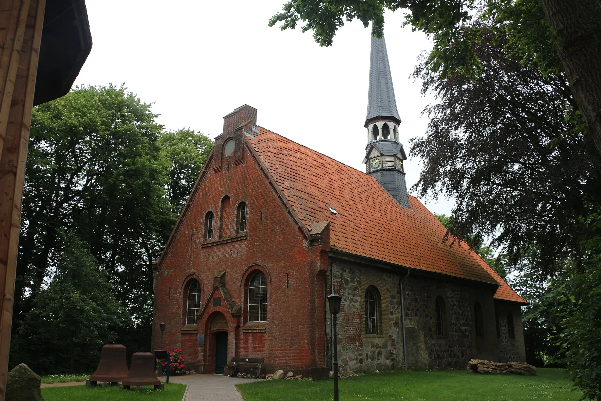 Photo showing: Blick auf die St. Marien-Kirche Delve von SW,