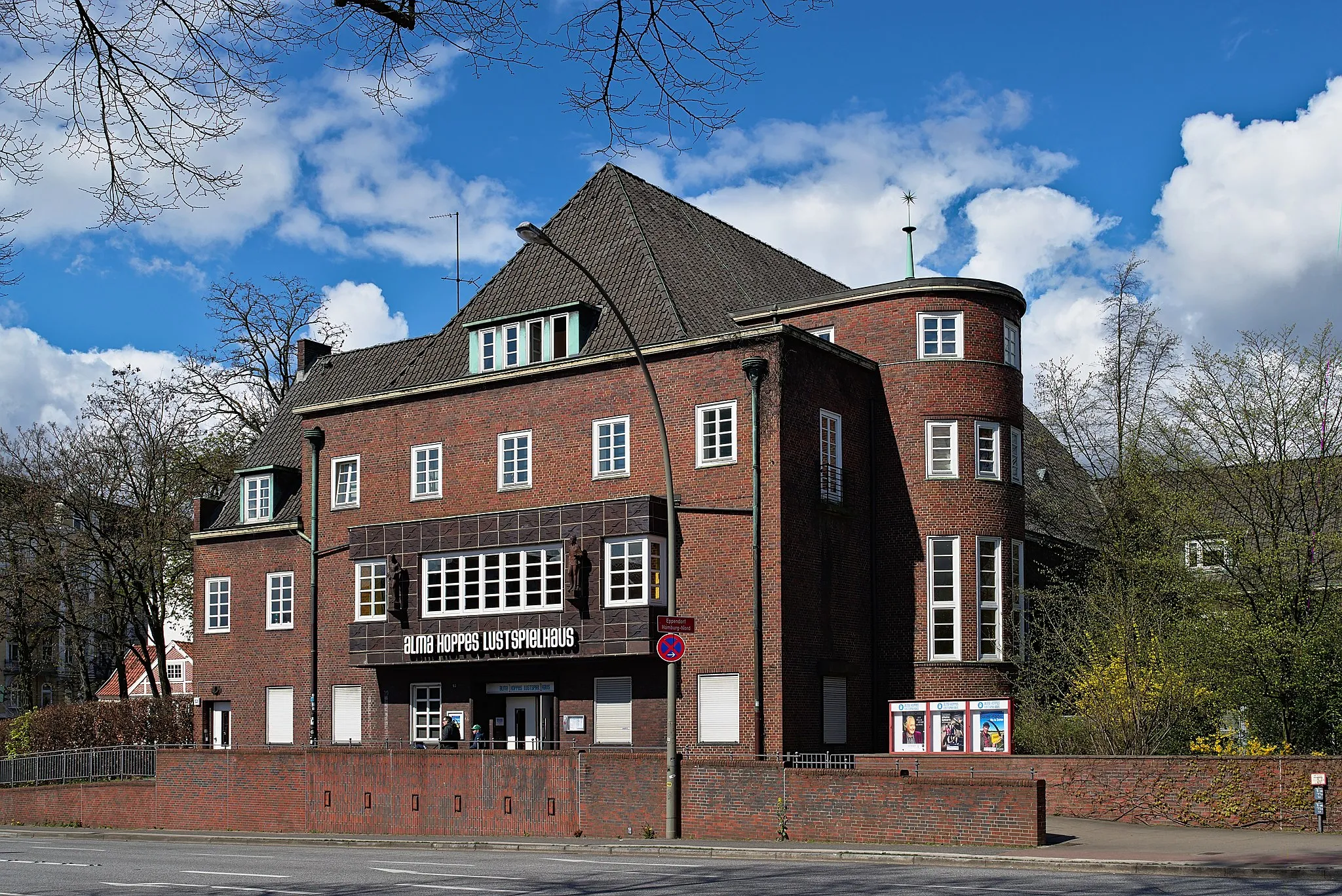 Photo showing: Former congregation hall of St. Johannis church on Ludolfstraße 53 in Hamburg-Eppendorf, completed in 1928. It now houses a cabaret theatre called “Alma Hoppes Lustspielhaus.”