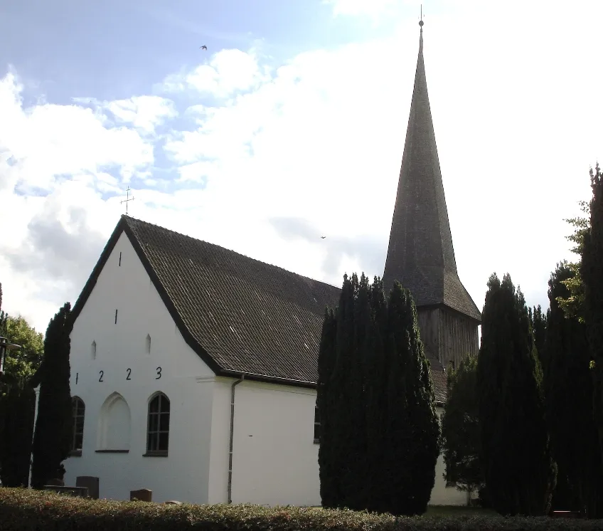 Photo showing: Die Flintbeker Kirche (aus Südwesten)