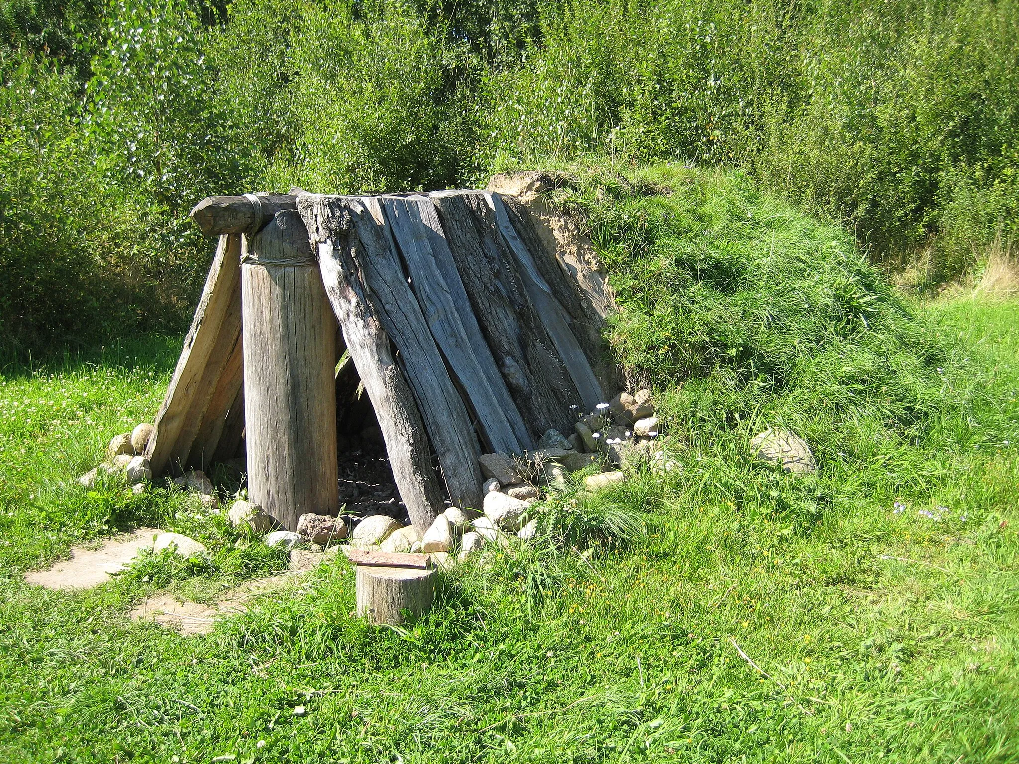 Photo showing: Fotos aus dem Naturerlebnisraum Archäologisch-Ökologisches Zentrum Albersdorf

Nachbildung einer Totenhütte aus de:Flintbek