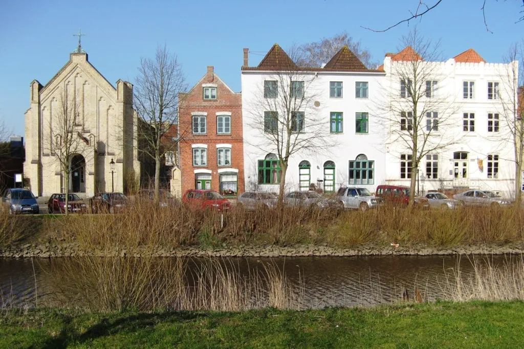 Photo showing: Fuenf-Giebel-Haus and St. Knud Church, Friedrichstadt, Germany