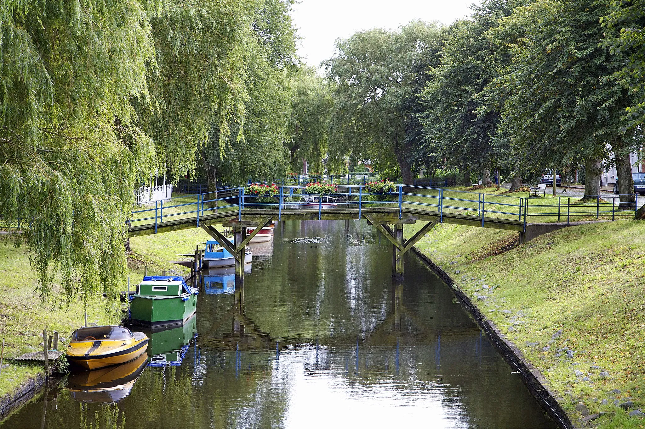 Photo showing: Canal in Friedrichstadt. Friedrichstadt was founded in 1621 and is a cultural monument thanks to its partial Dutch architecture and its canals.