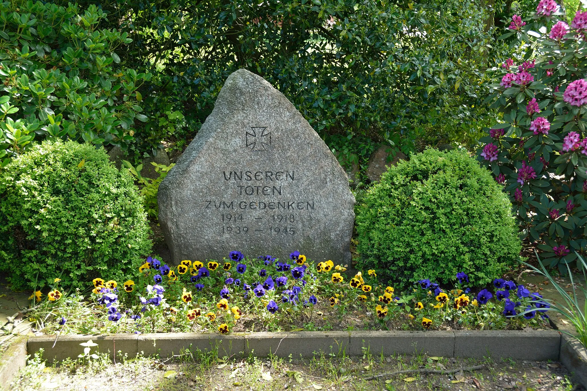 Photo showing: Das Ehrenmal in Warringholz