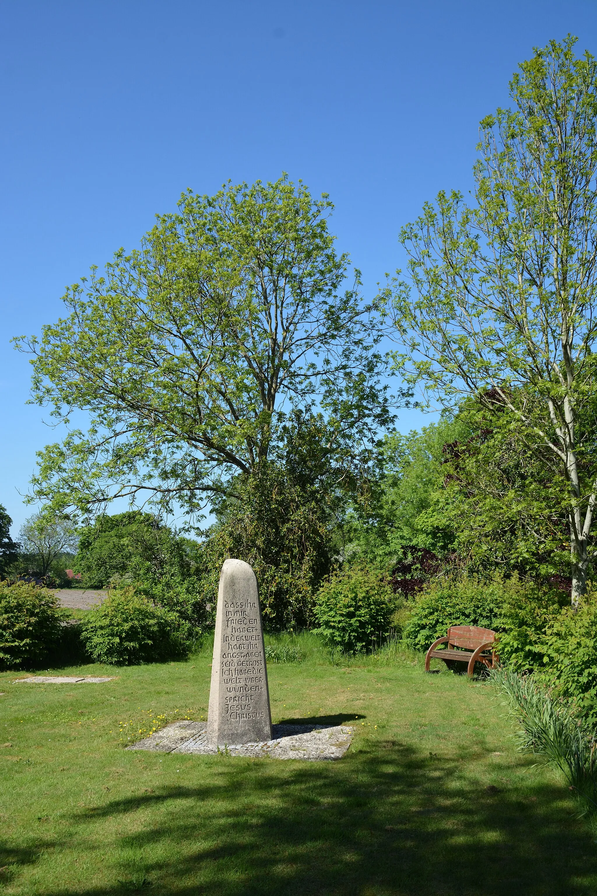 Photo showing: Impressionen aus Schrum:
Am Ehrenmal für die Toten der Weltkriege.