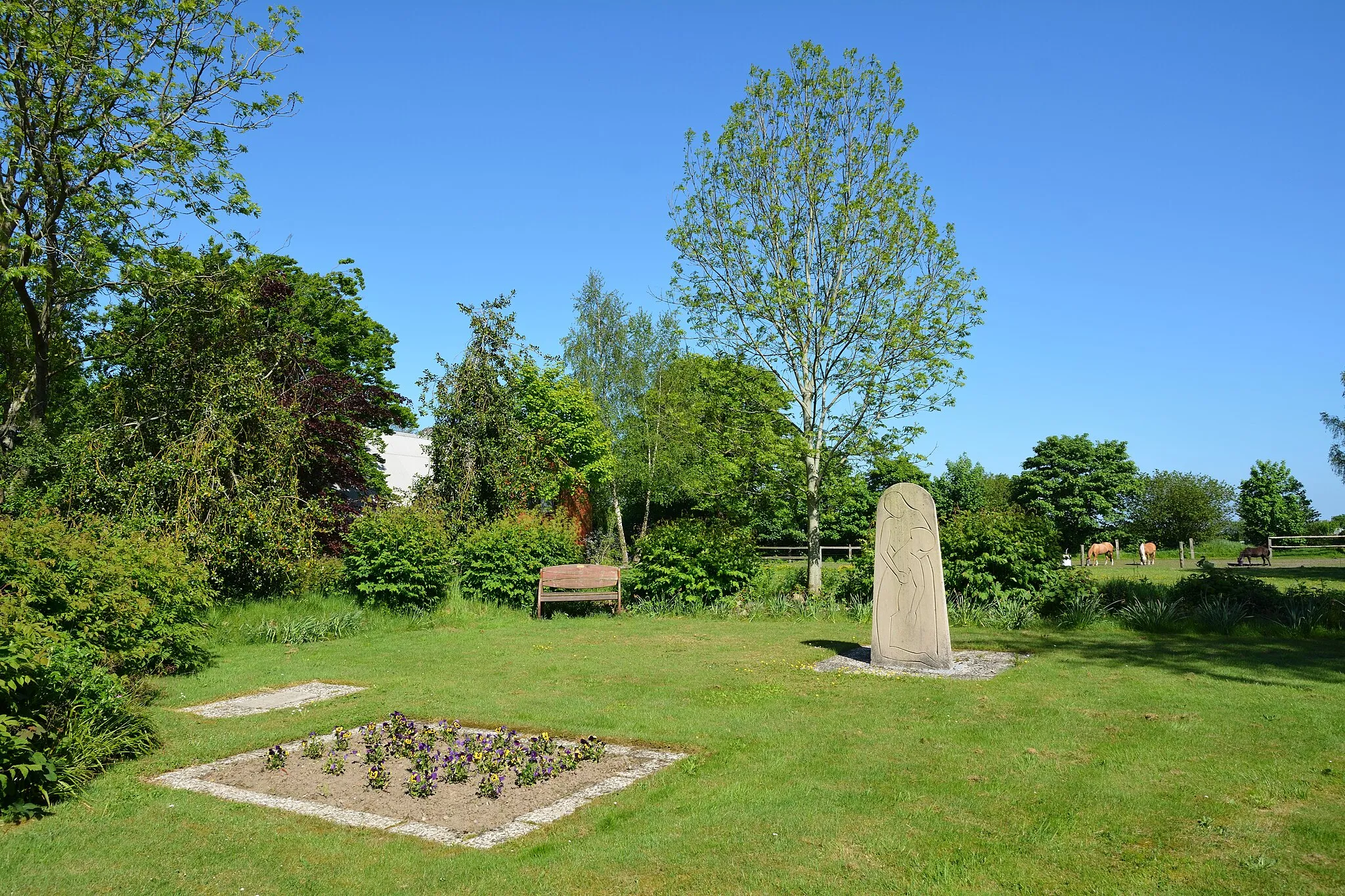 Photo showing: Impressionen aus Schrum:
Am Ehrenmal für die Toten der Weltkriege.