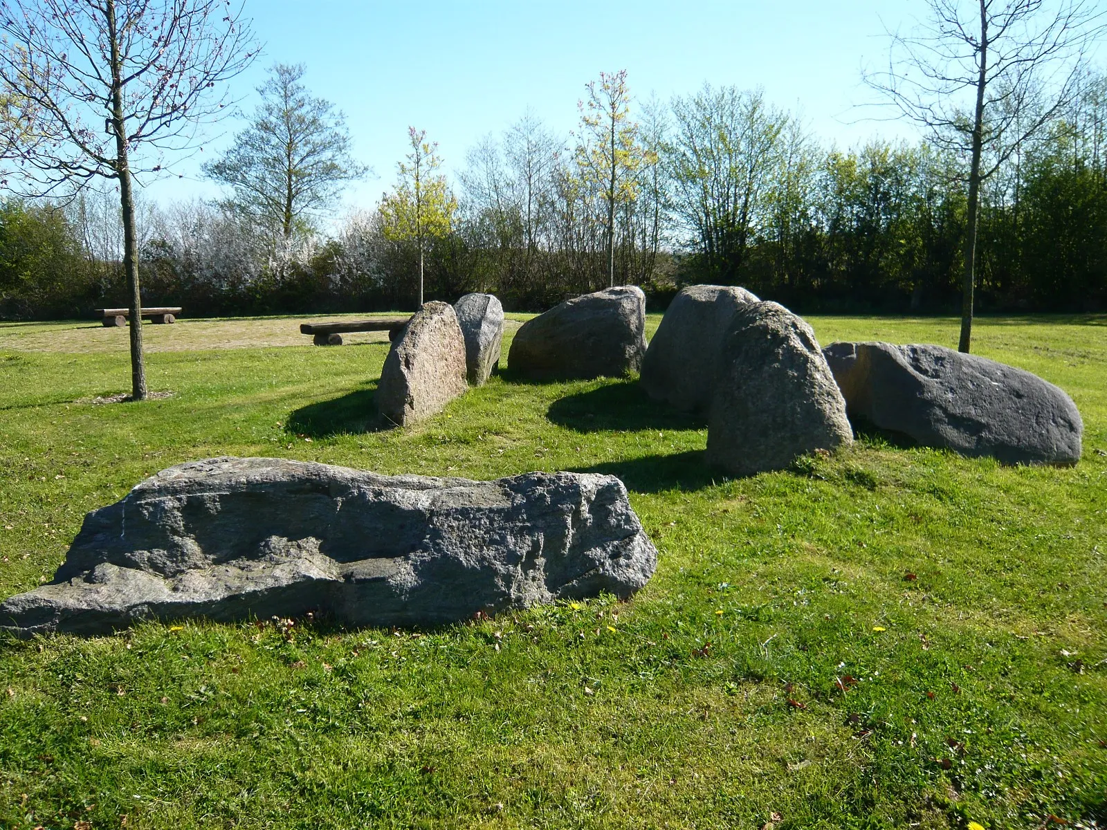 Photo showing: Archäologisches Denkmal: Rekonstruiertes Megalithgrab (LA 130) in der Gemeinde Bovenau. Das Grab wurde 1959 wissenschaftlich untersucht und 2001 mit ähnlichen Steinen wieder errichtet. Die Grabbeigaben wurden auf ca. 2800-2350 v. Chr. datiert.