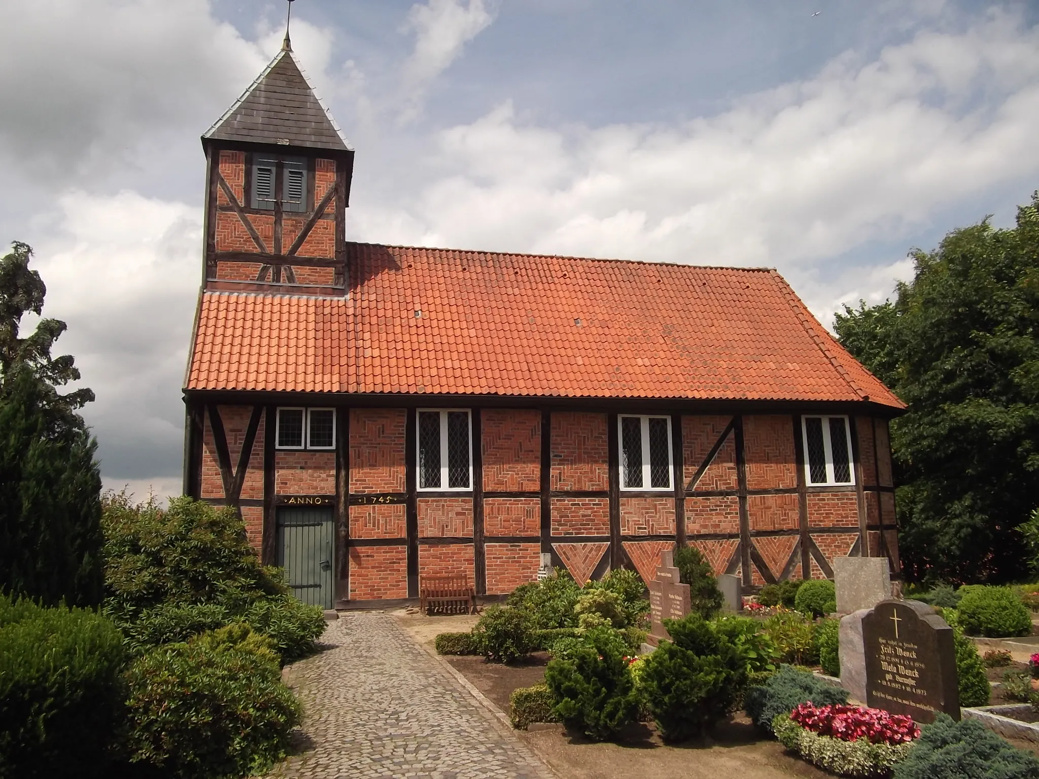 Photo showing: Seitenansicht der Kirche in Niendorf an der Stecknitz