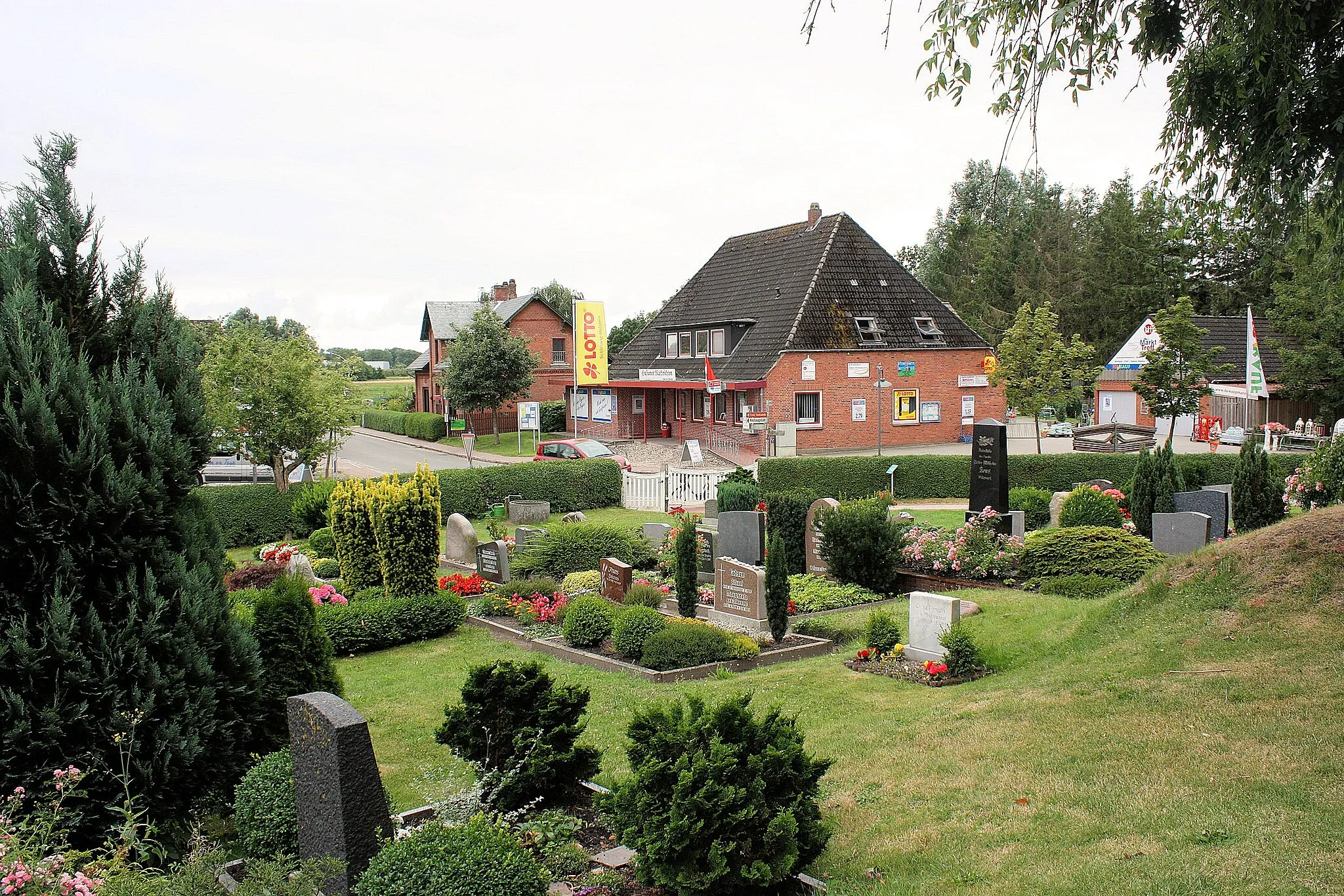 Photo showing: Witzwort, the churchyard